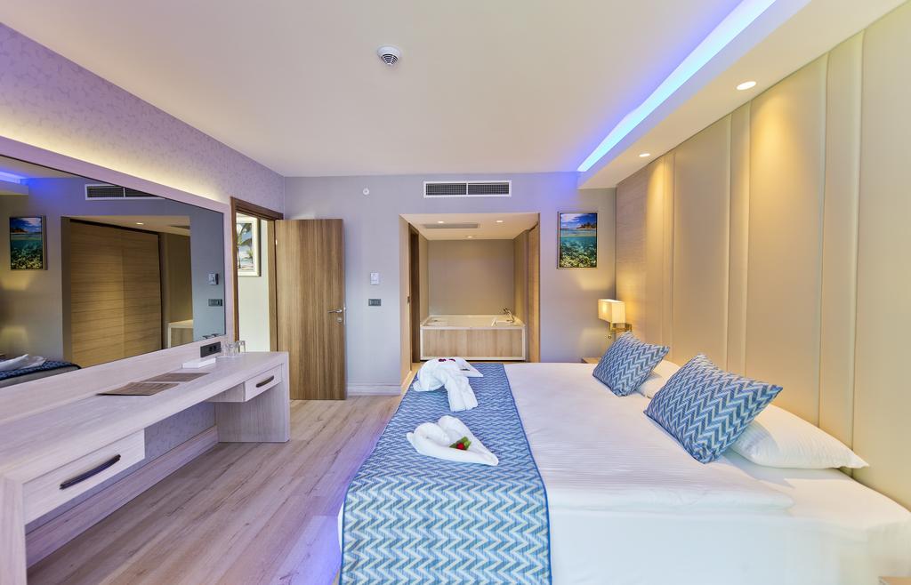 Deluxe Suite Spa Bath