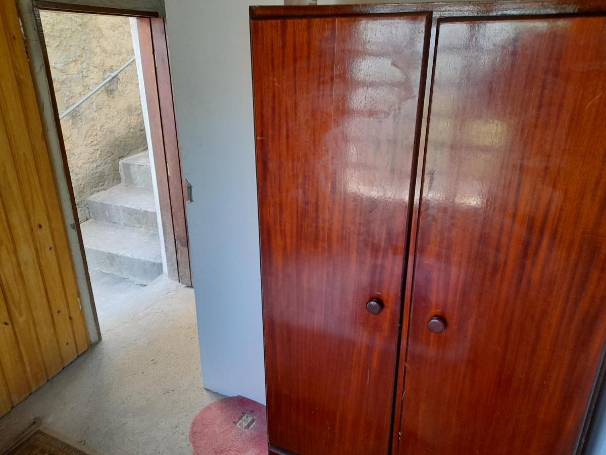 Quarto Grande com 2 Camas de Solteiro