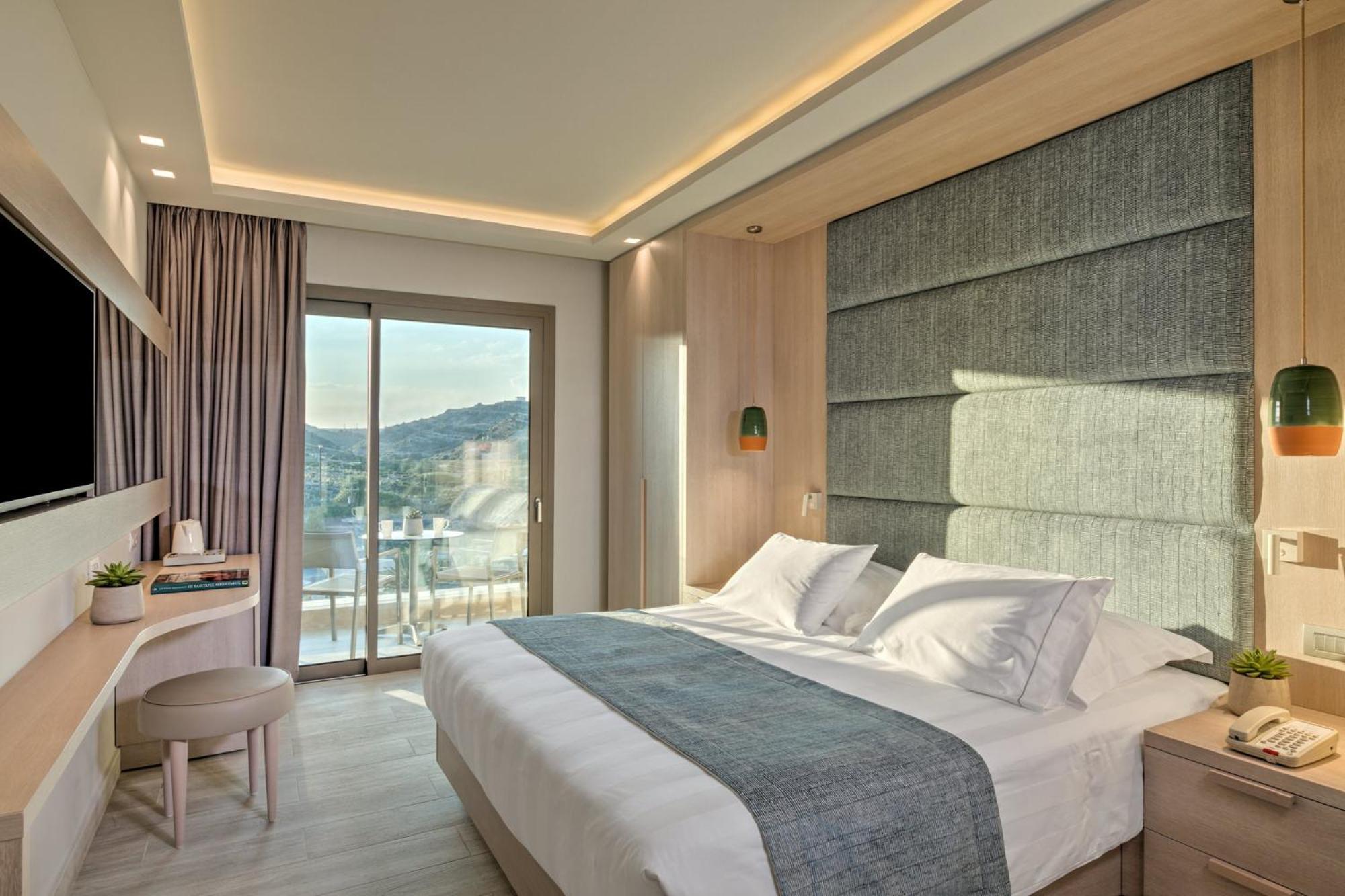 Dreibettzimmer mit Hügelblick