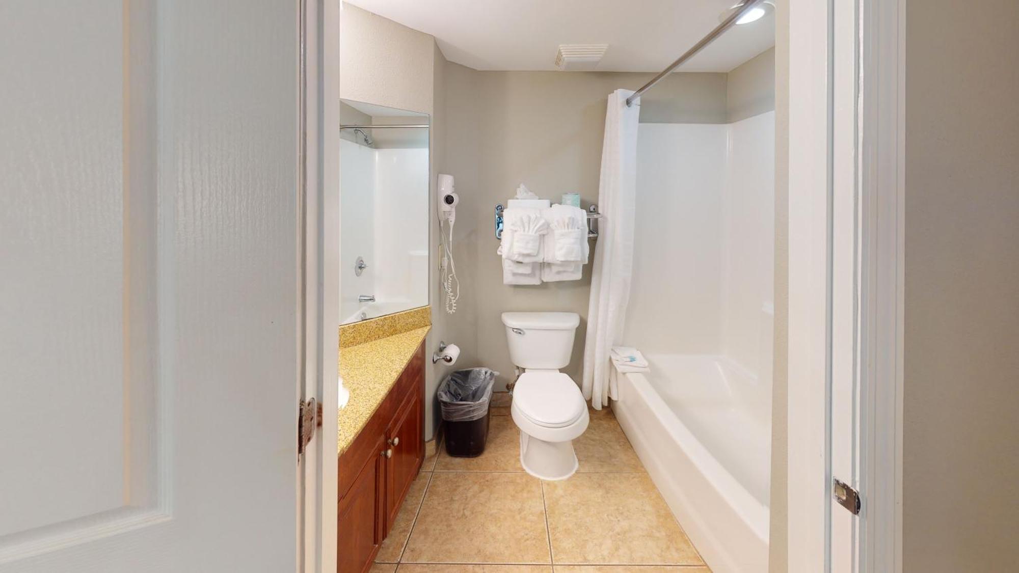 Oceanfront Queen Suite with Partial View,1210466095:JPEG