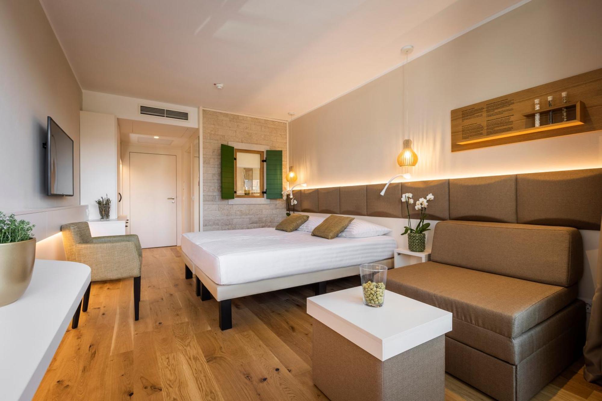 Camera Superior Matrimoniale/Doppia con Letti Singoli con Letto Supplementare, Balcone e Vista Mare