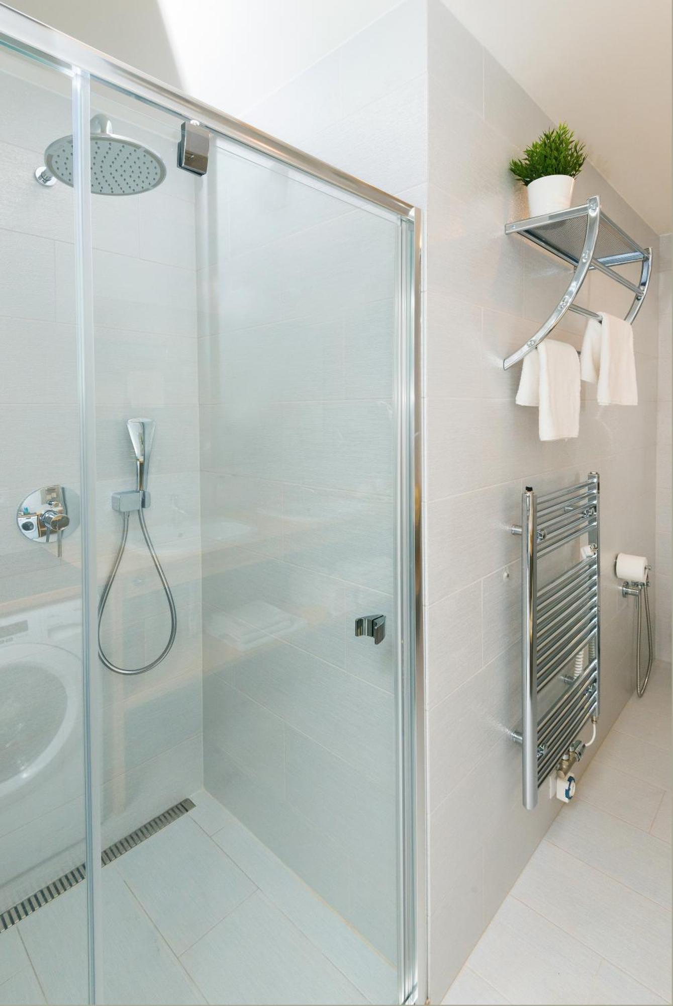 Grand Apartment with Shower,1280019202:JPEG