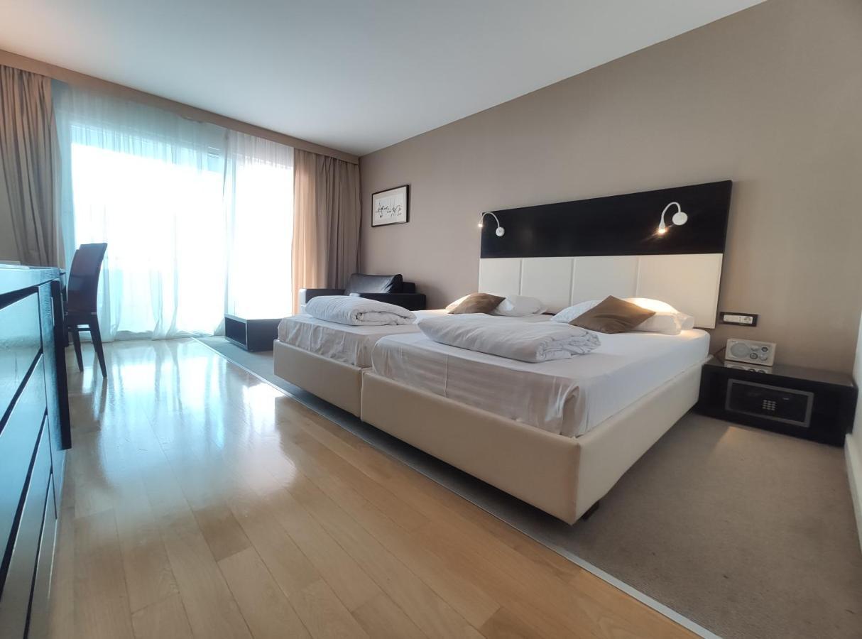 Deluxe Room with Balcony and Sea View