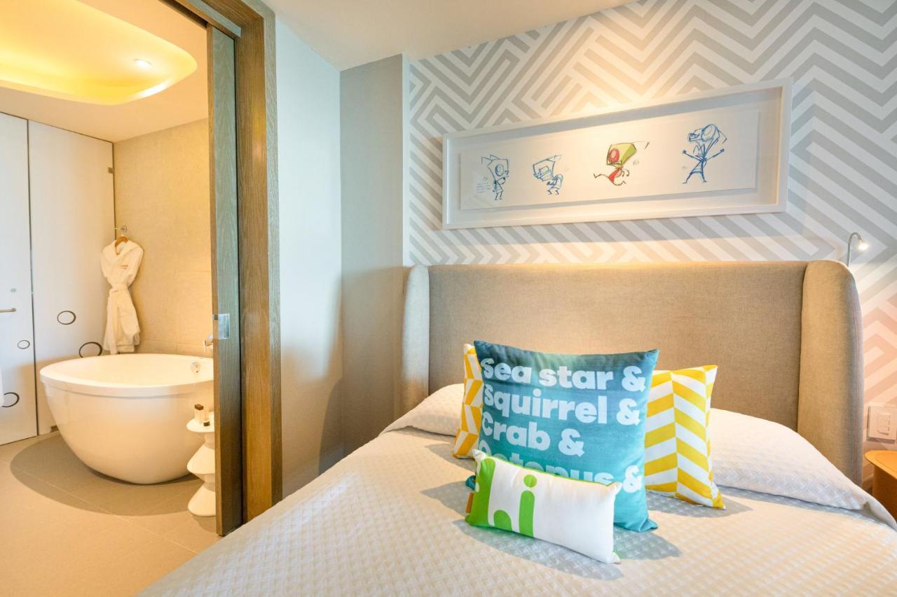 Swim-Up Oceanfront Queen Suite