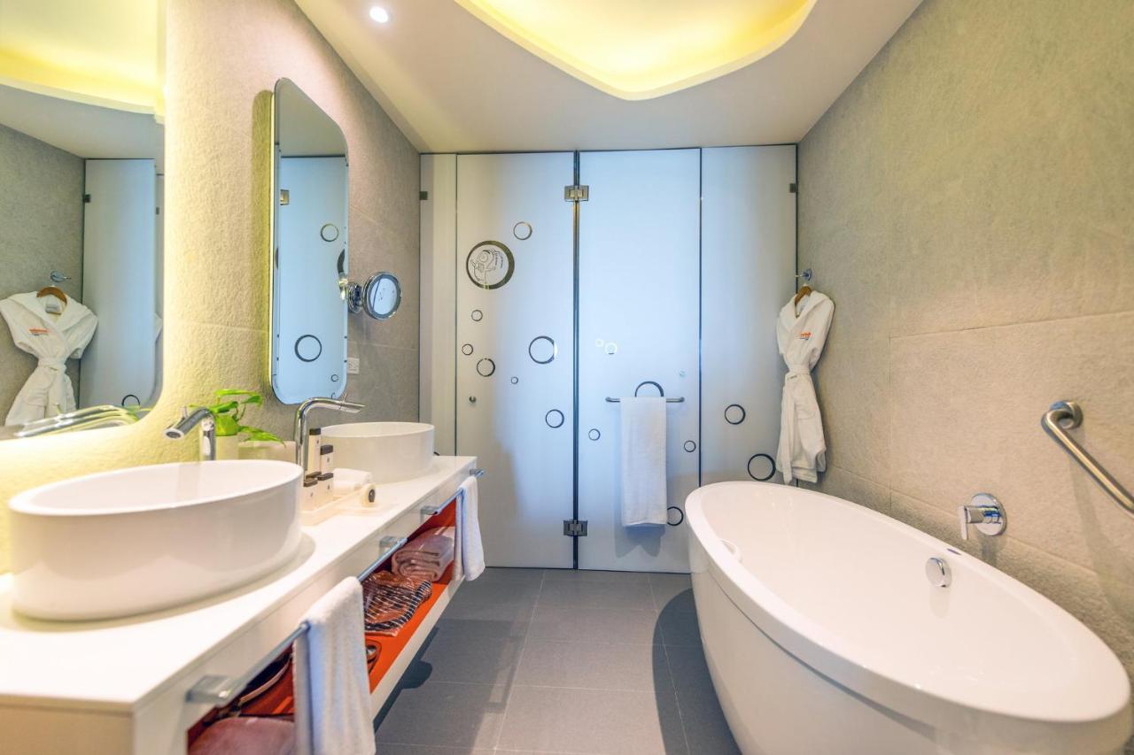 Swim-Up Oceanfront King Suite