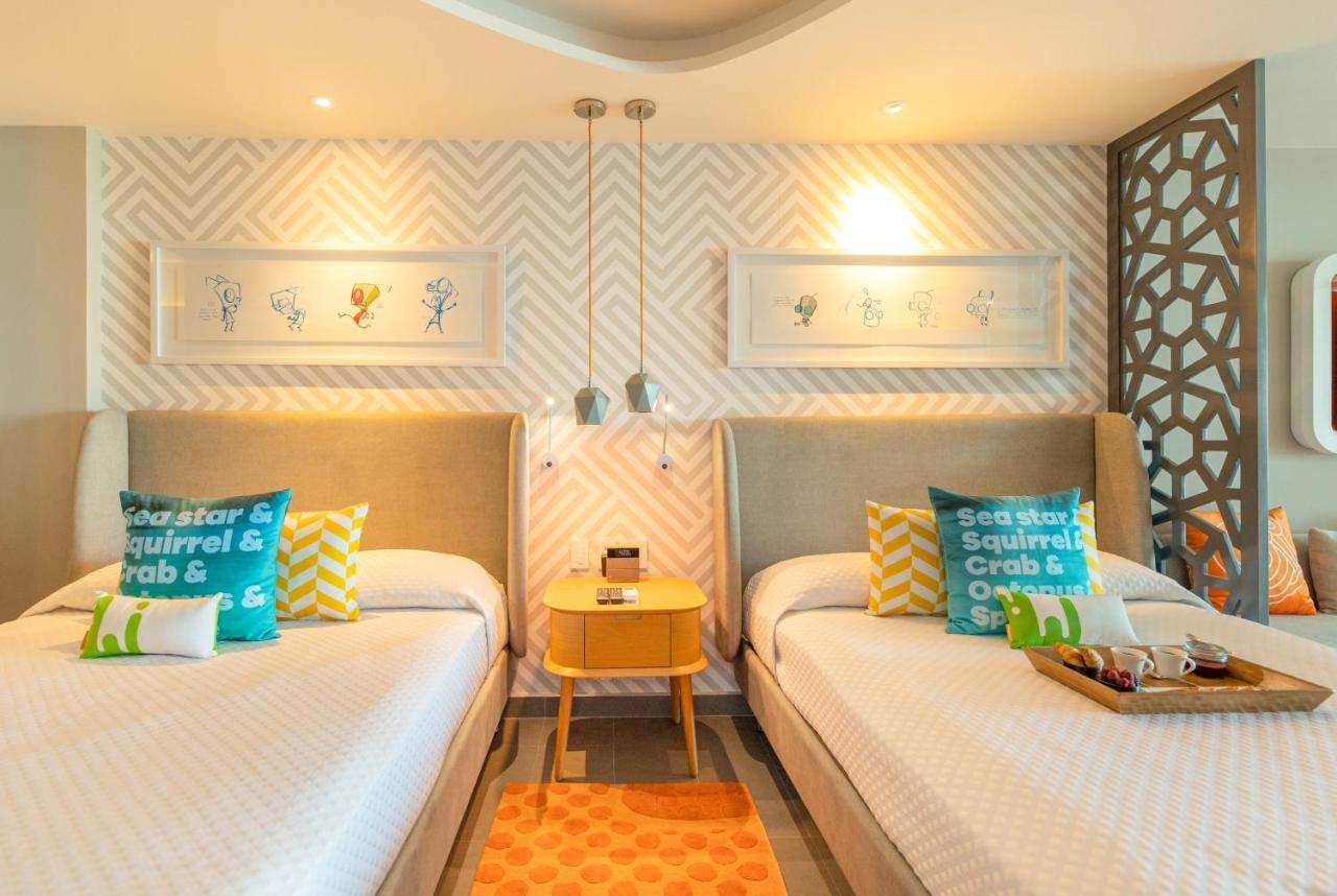 Swim-Up Oceanfront Queen Suite