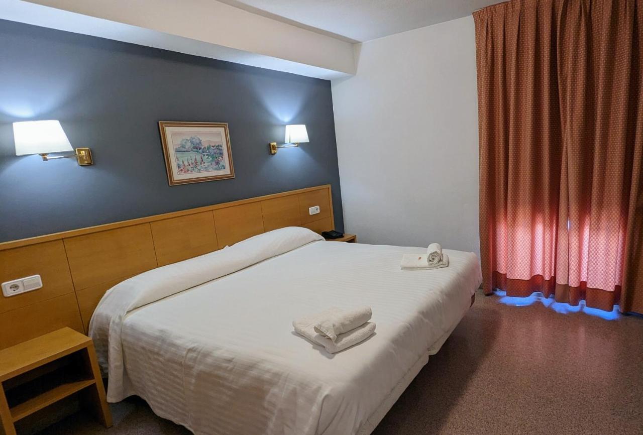 Habitación con cama extragrande y balcón