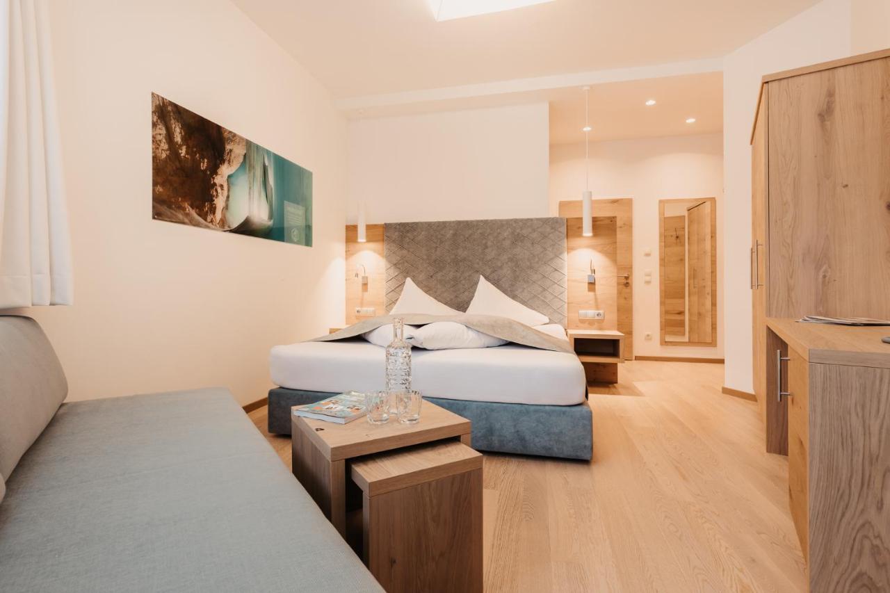 Doppelzimmer mit Zustellbett mit Balkon