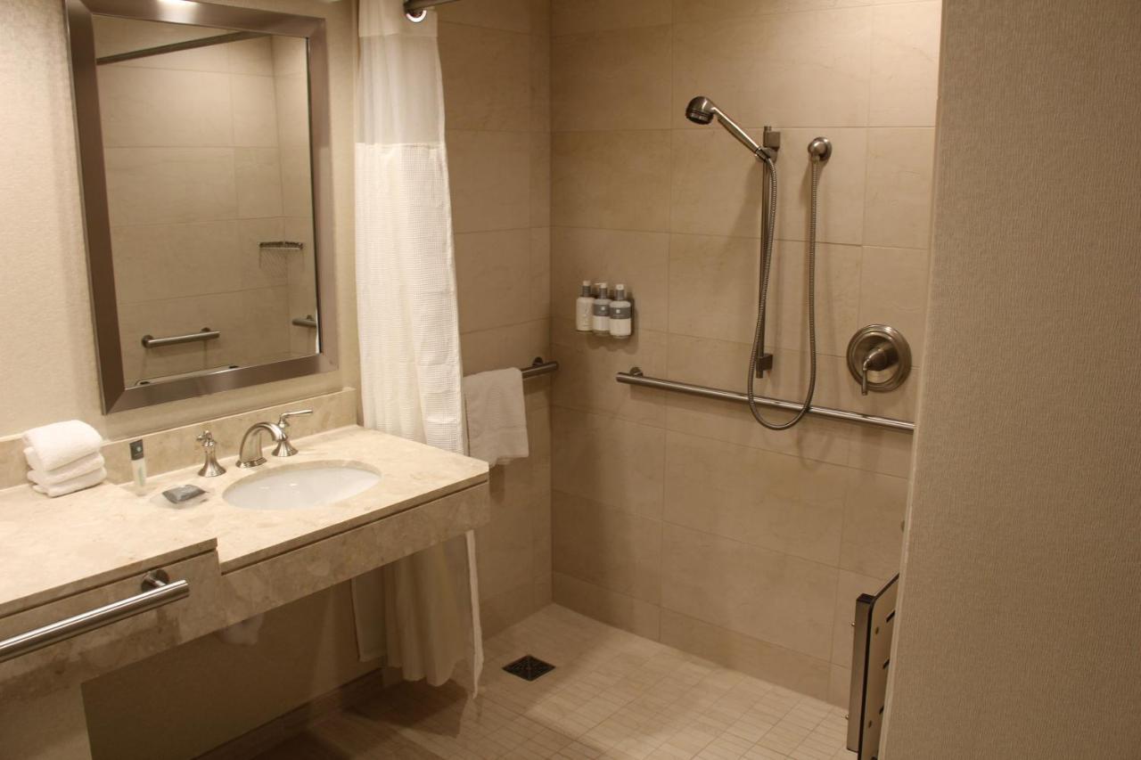 King Room with Interior Atrium View and Roll-In Shower - Mobility Accessible
