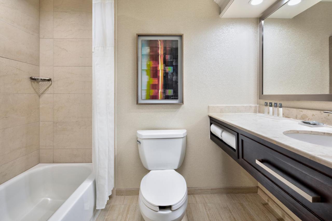 Queen Room with Interior Atrium View - Hearing Accessible
