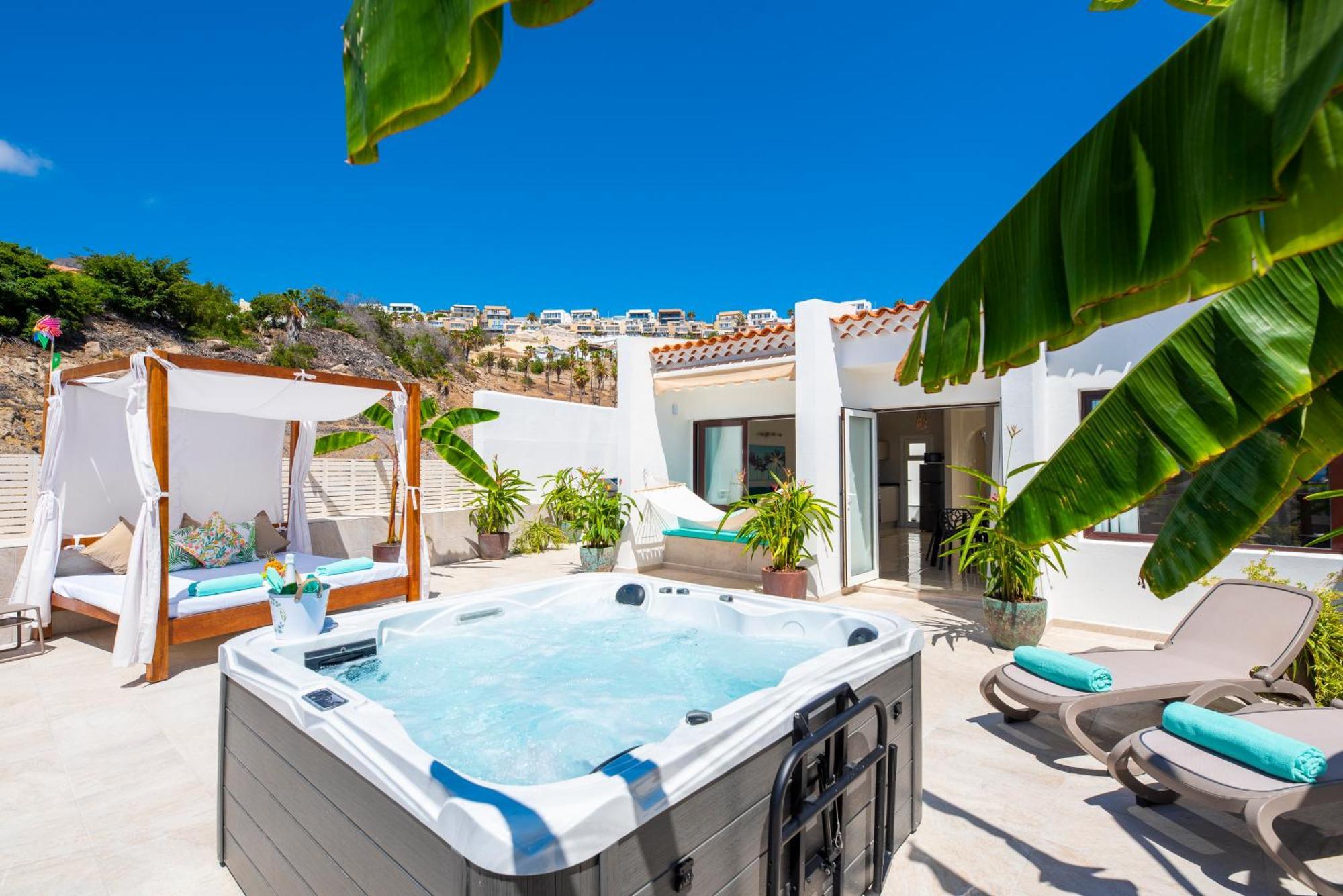 Bungalow met 2 Slaapkamers, Chill Out Terras, Bubbelbad en Uitzicht op Zee