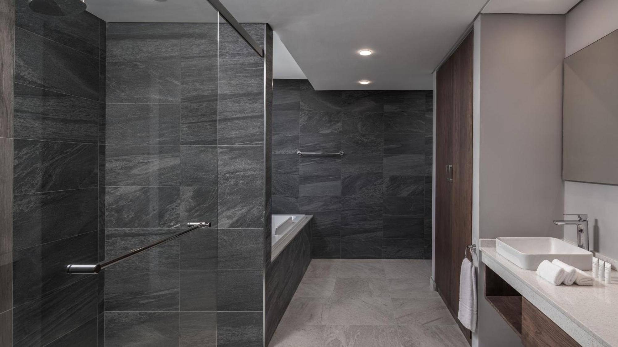 One-Bedroom Suite with Panoramic View,1546448584:JPEG