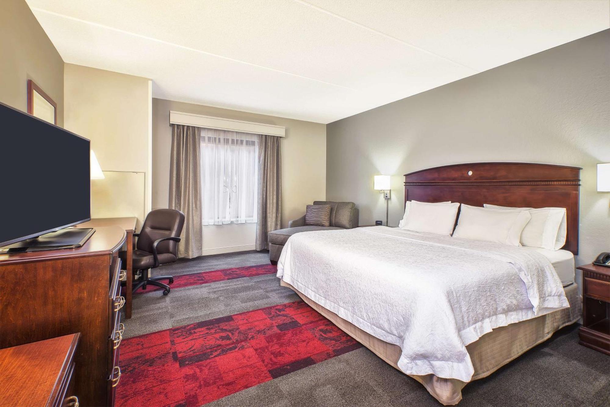 King Room Accessible Tub Mobility Hearing Access or Non-Smoking