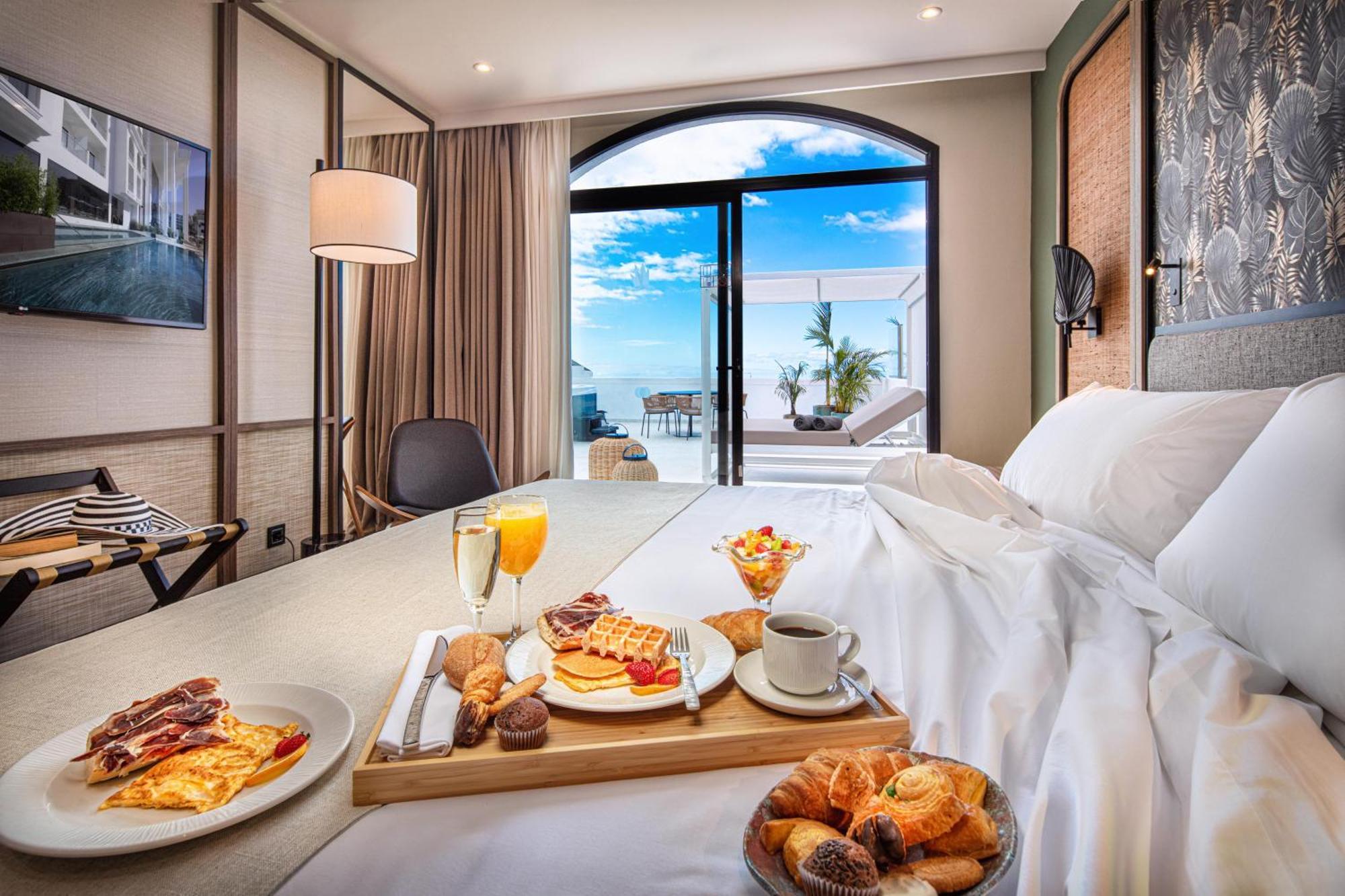 Suite Vista Mare o Piscina con Terrazza, Letto Balinese e Vasca Idromassaggio
