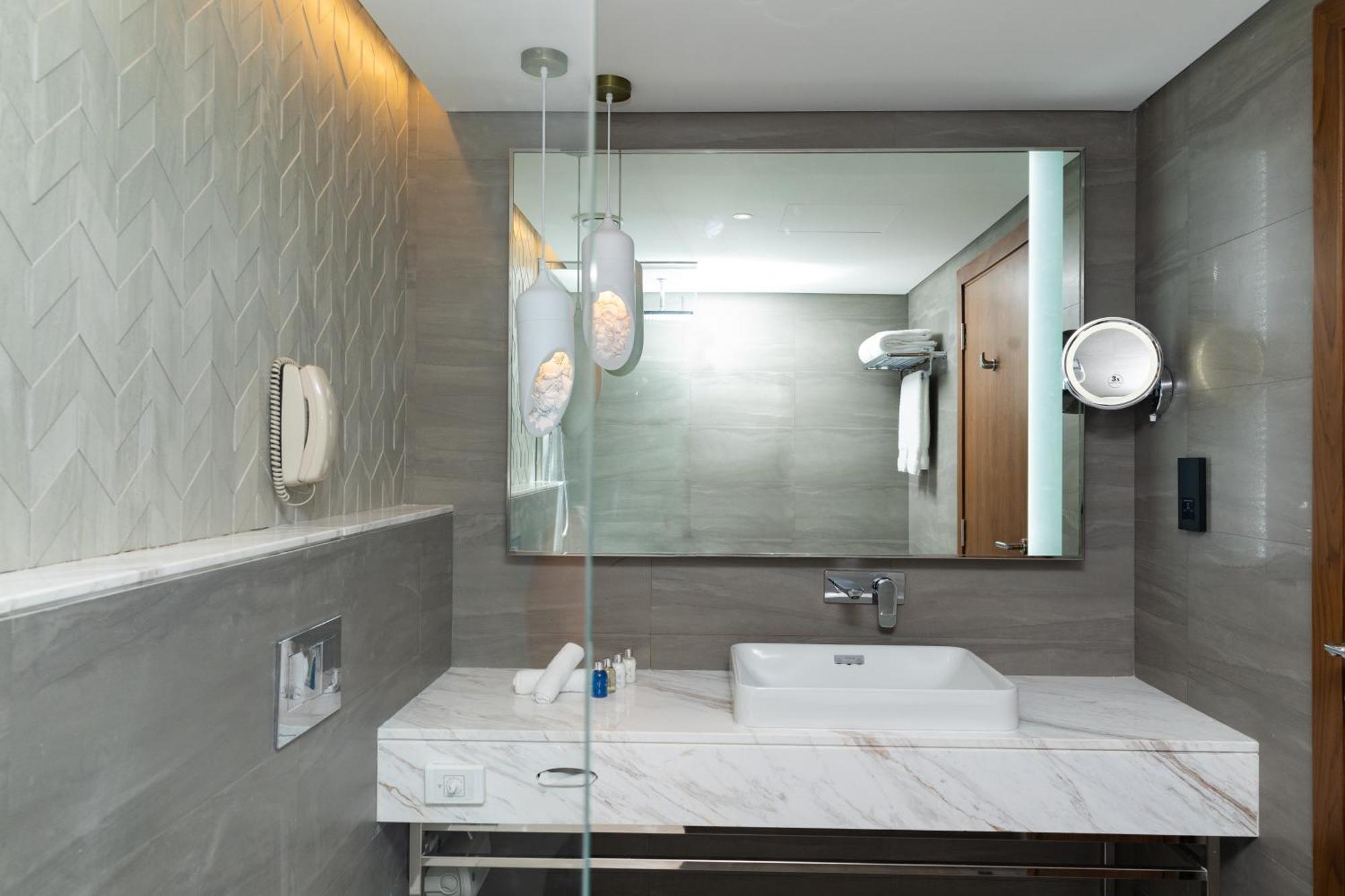 Executive Room Sea View Lounge Access Including Complimentary access to Surf Pool Adventure Park Wave Pool Lazy River
