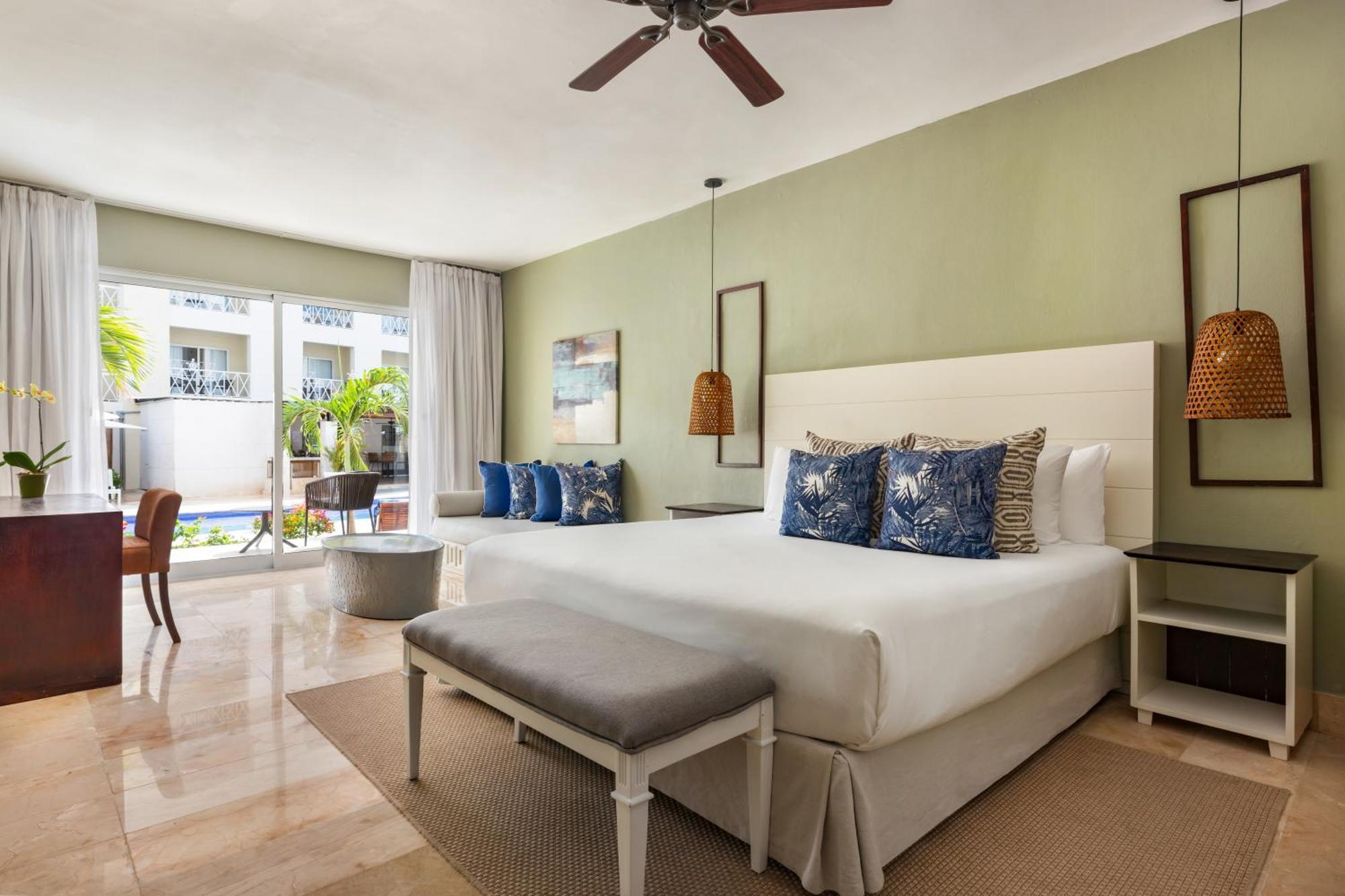 Sun Club Jr. Suite Pool View- Adults Only King