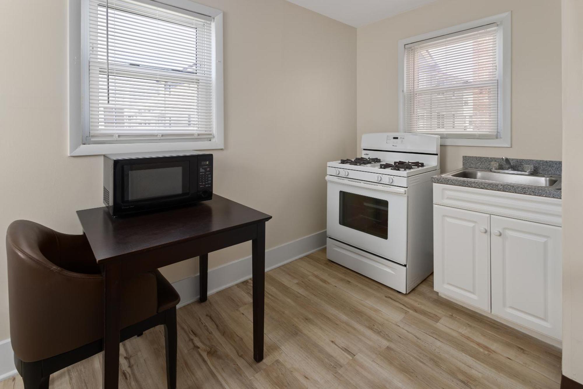 Deluxe Queen Room - Non-Smoking,1592921077:JPEG