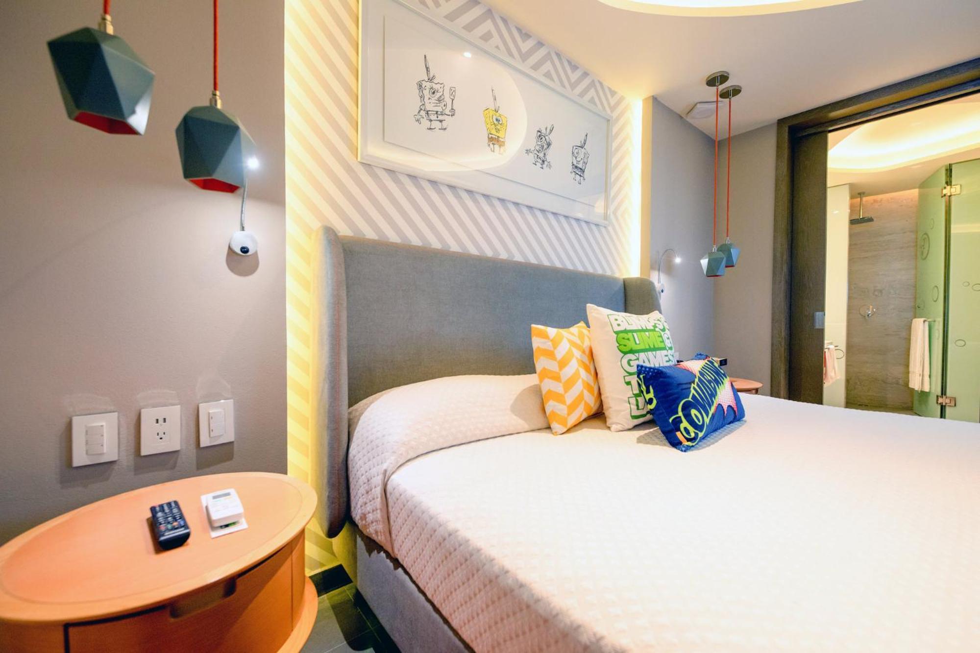 Swim-Up Oceanfront King Suite