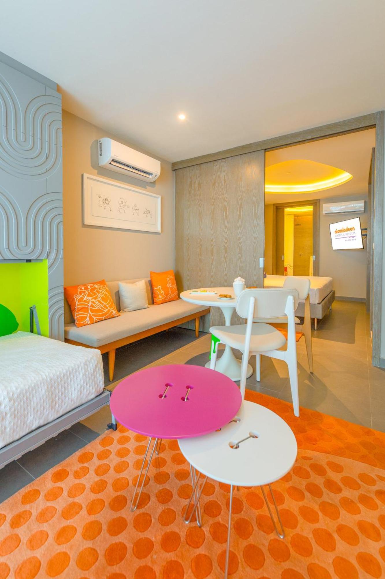 Swim-Up Oceanfront King Suite