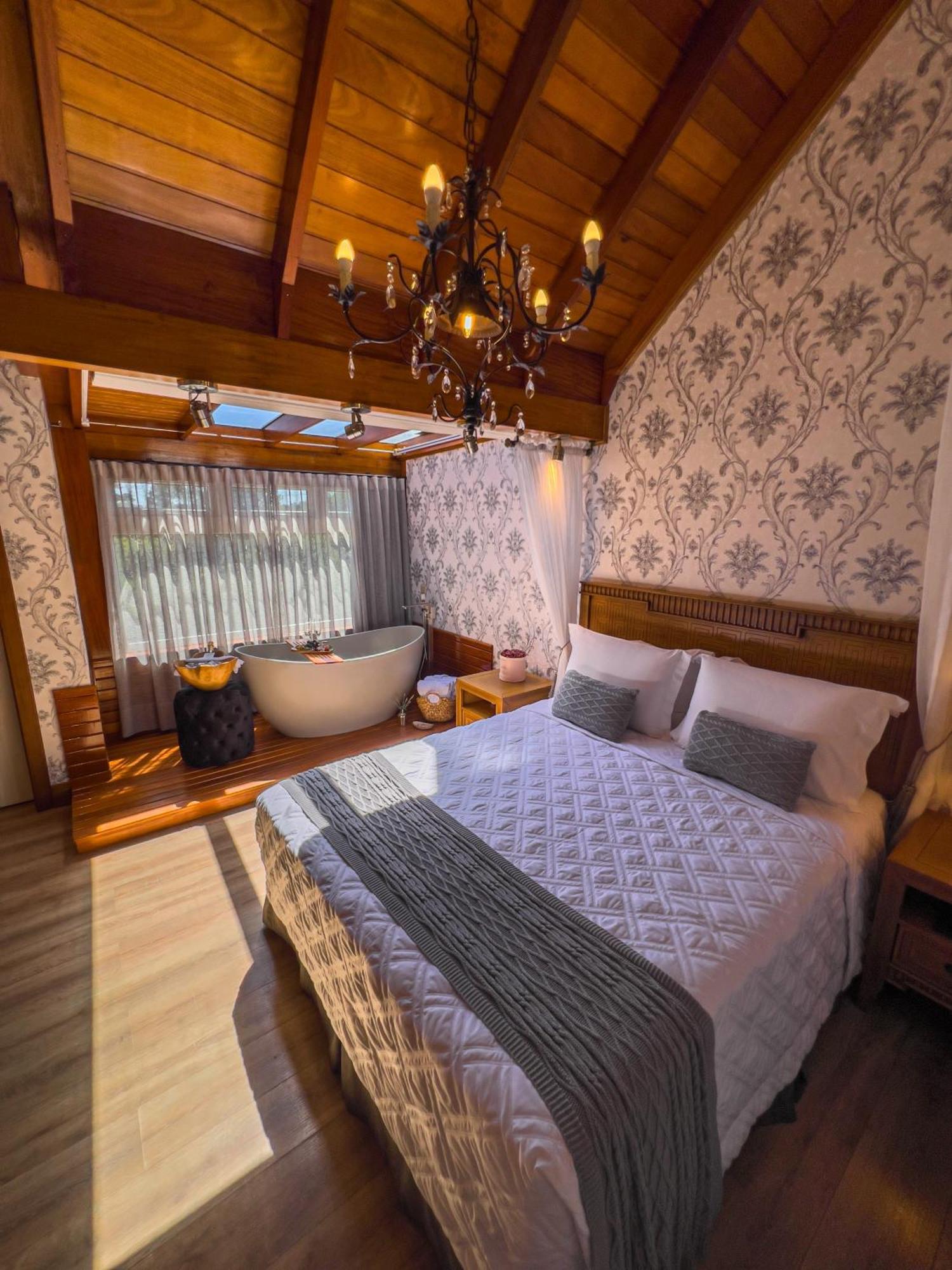 Suite,1603749903:JPEG