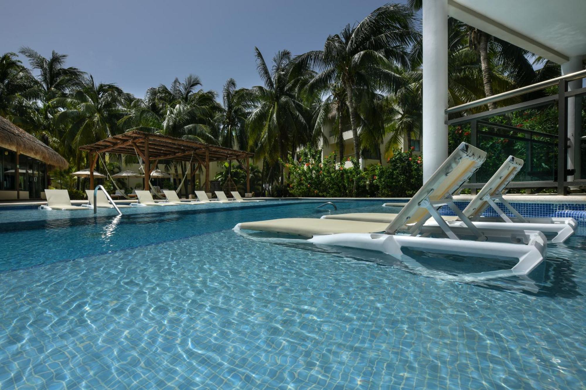 Swim up suite