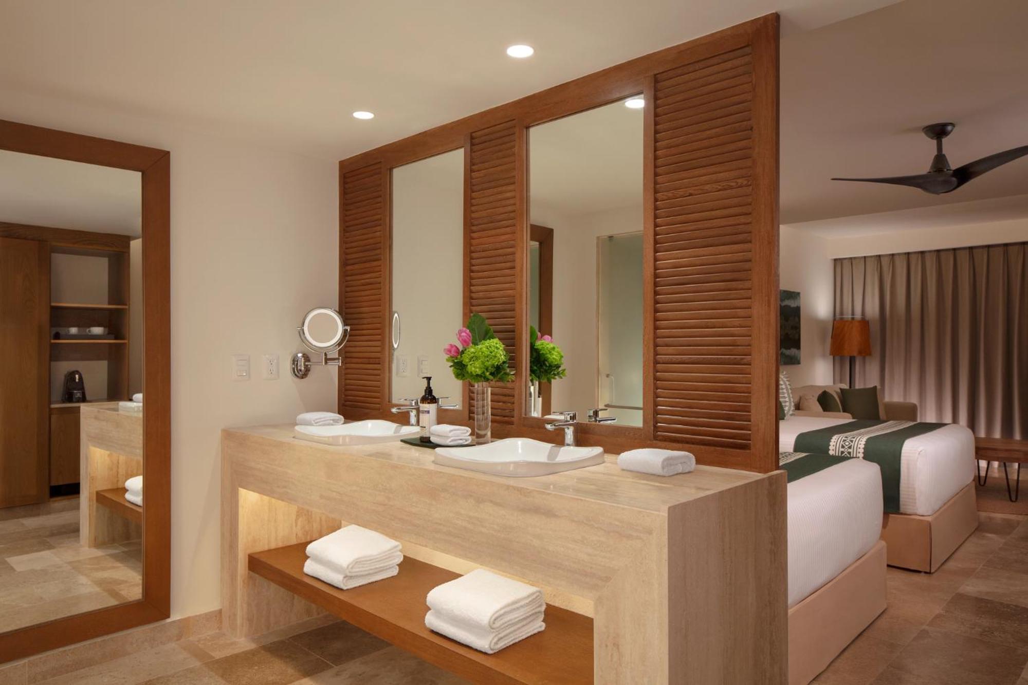 Double Junior Suite with Swim-Out and Ocean Front View