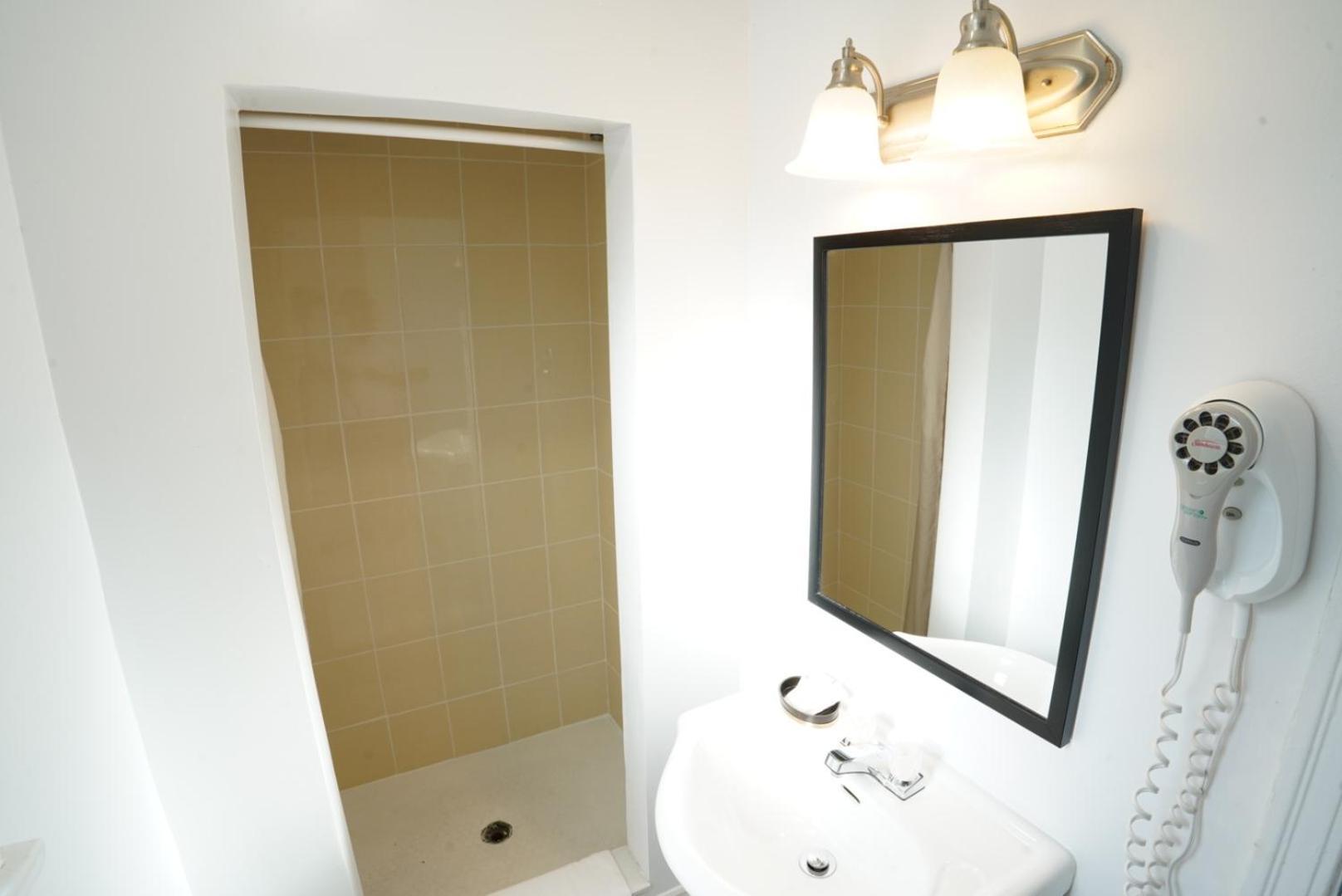 Queen Room,1624315101:JPEG