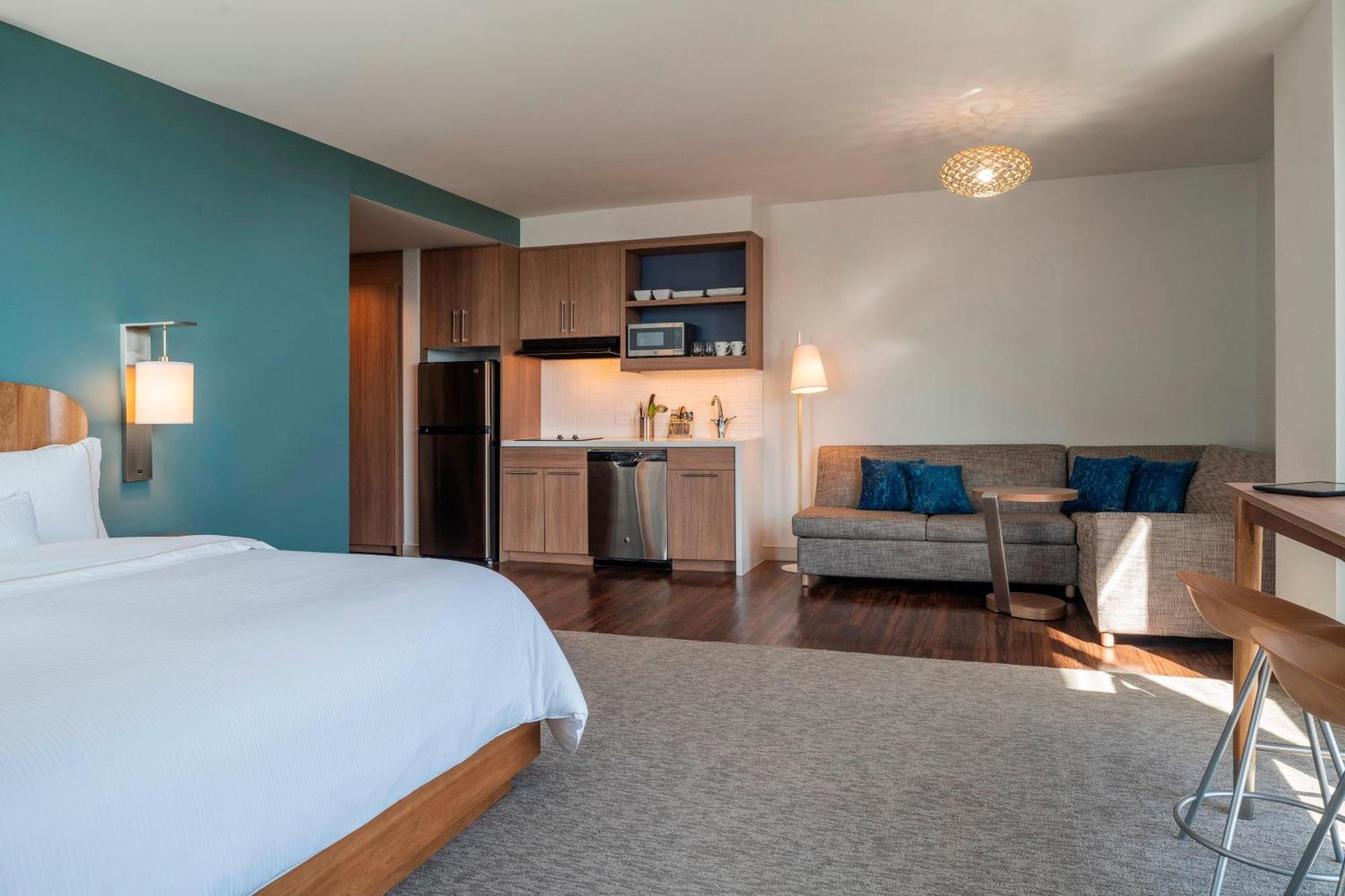 Federal Suite, 1 Bedroom Larger Suite, 1 King, Sofa bed,1632292556:JPEG