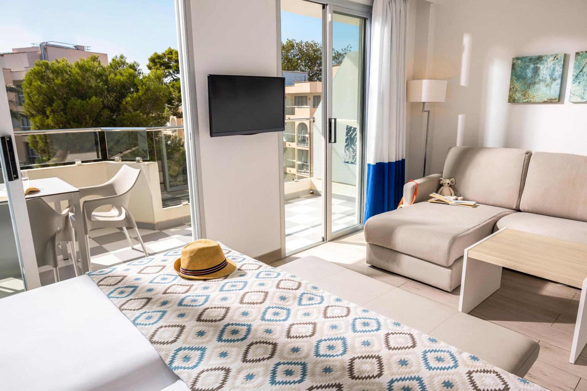 Family Room (1 Adult),1641075993:JPEG