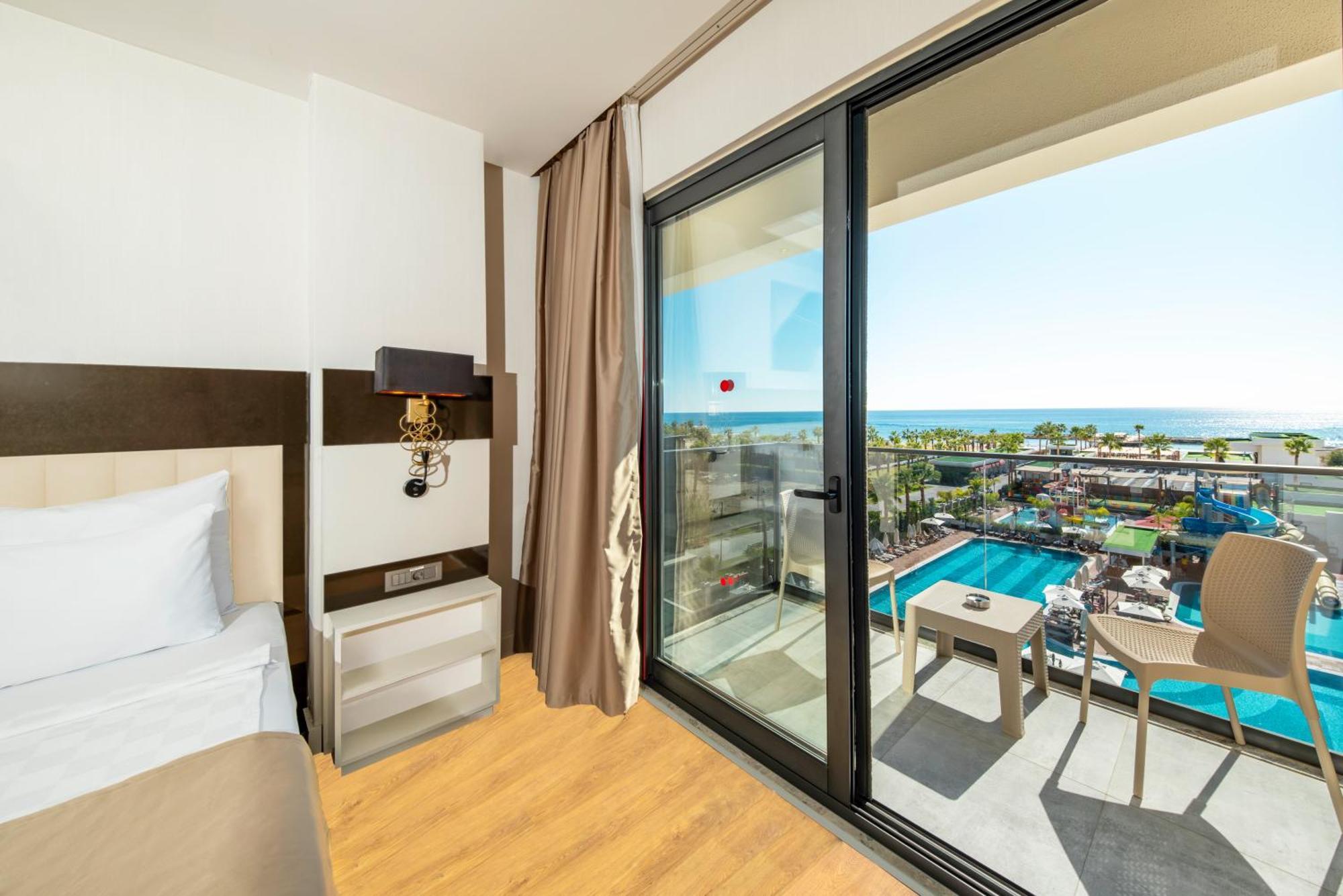 Deluxe Double Room with Balcony and Sea View