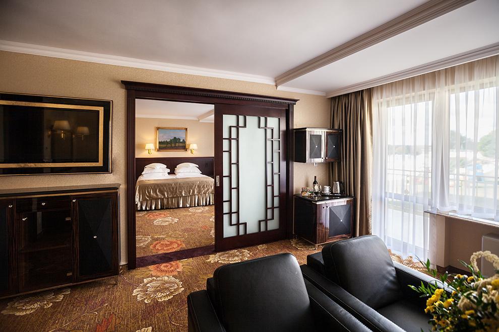 One-Bedroom Apartment with Lake View,1671881297:JPEG