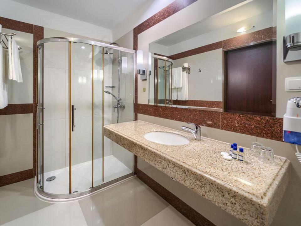 Twin Room with Lake View,1656196599:JPEG