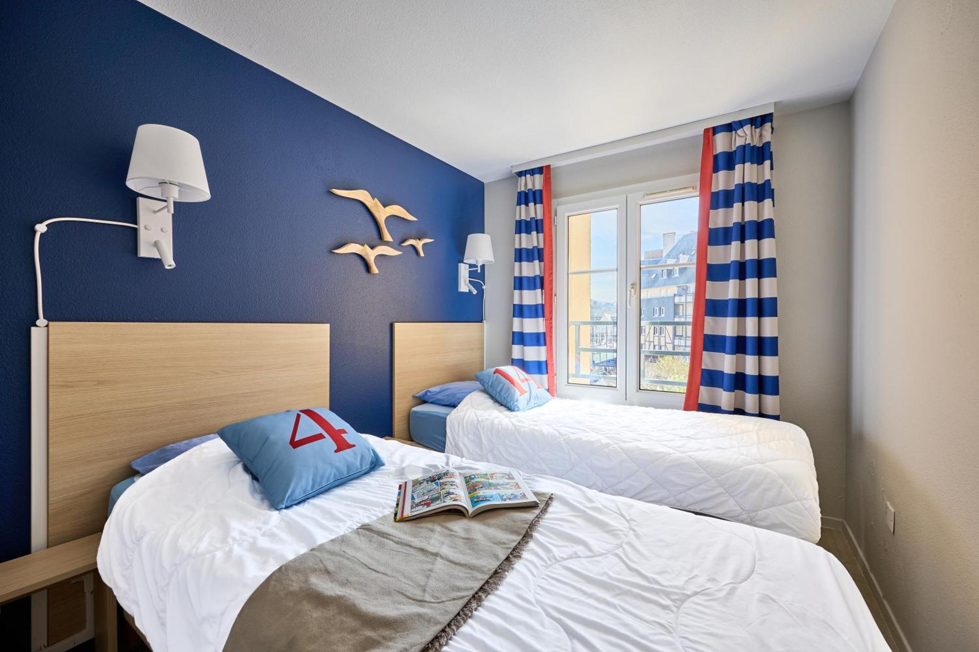 Superior One-Bedroom Duplex Apartment Sleeping Alcove Balcony