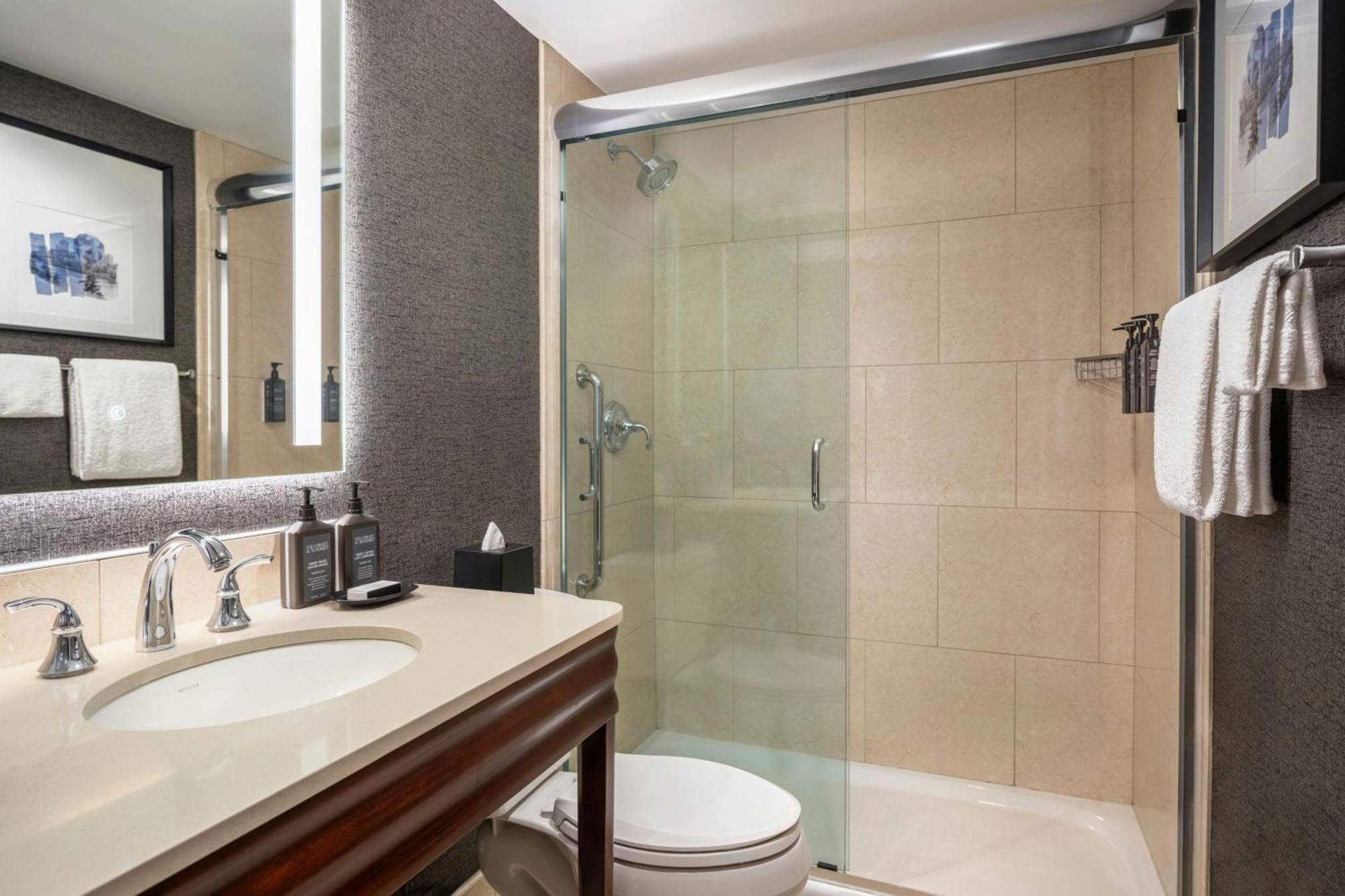 1 King Classic Guest Room