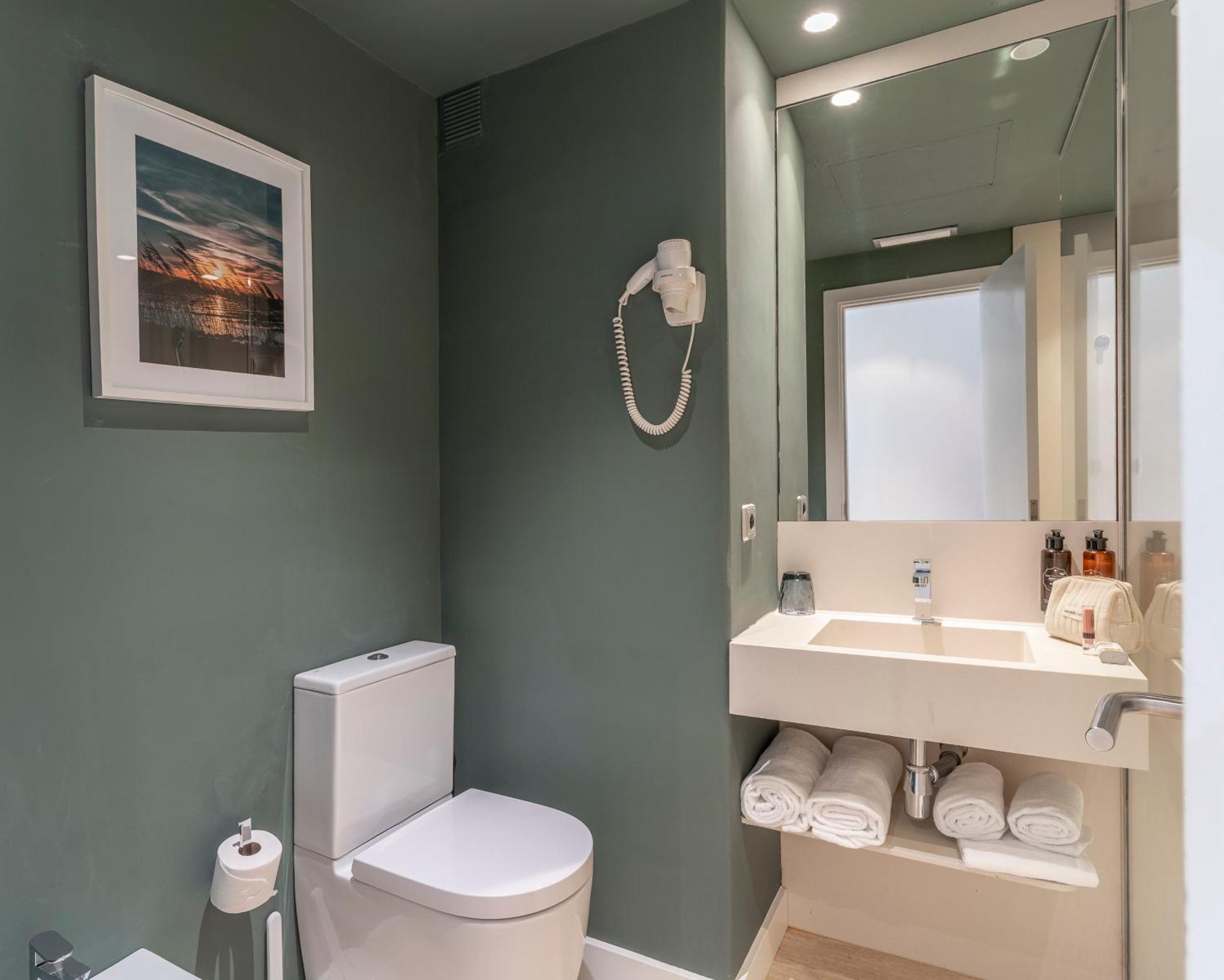 Double or Twin Room with Sea View,1674696716:JPEG