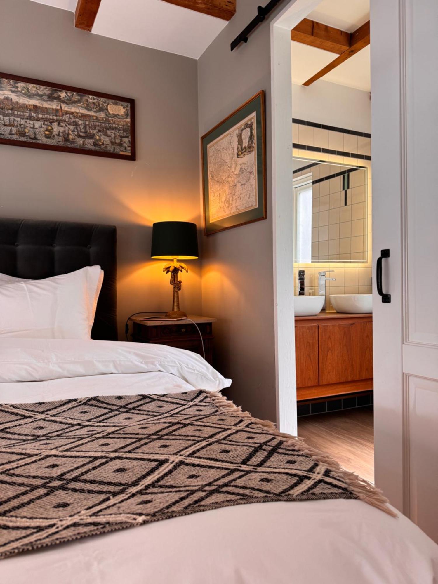 Deluxe Double Room Shower