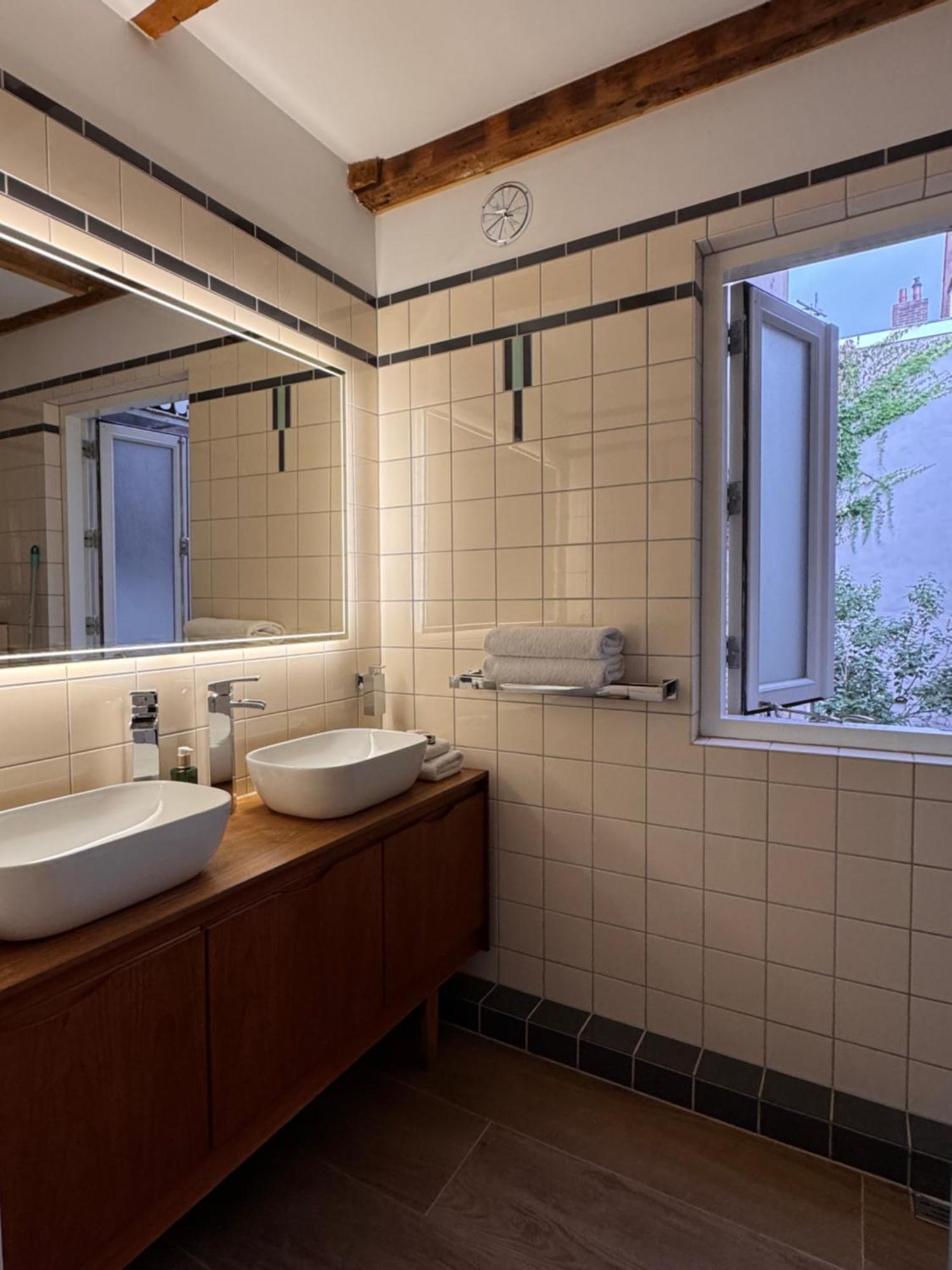 Deluxe Double Room Shower