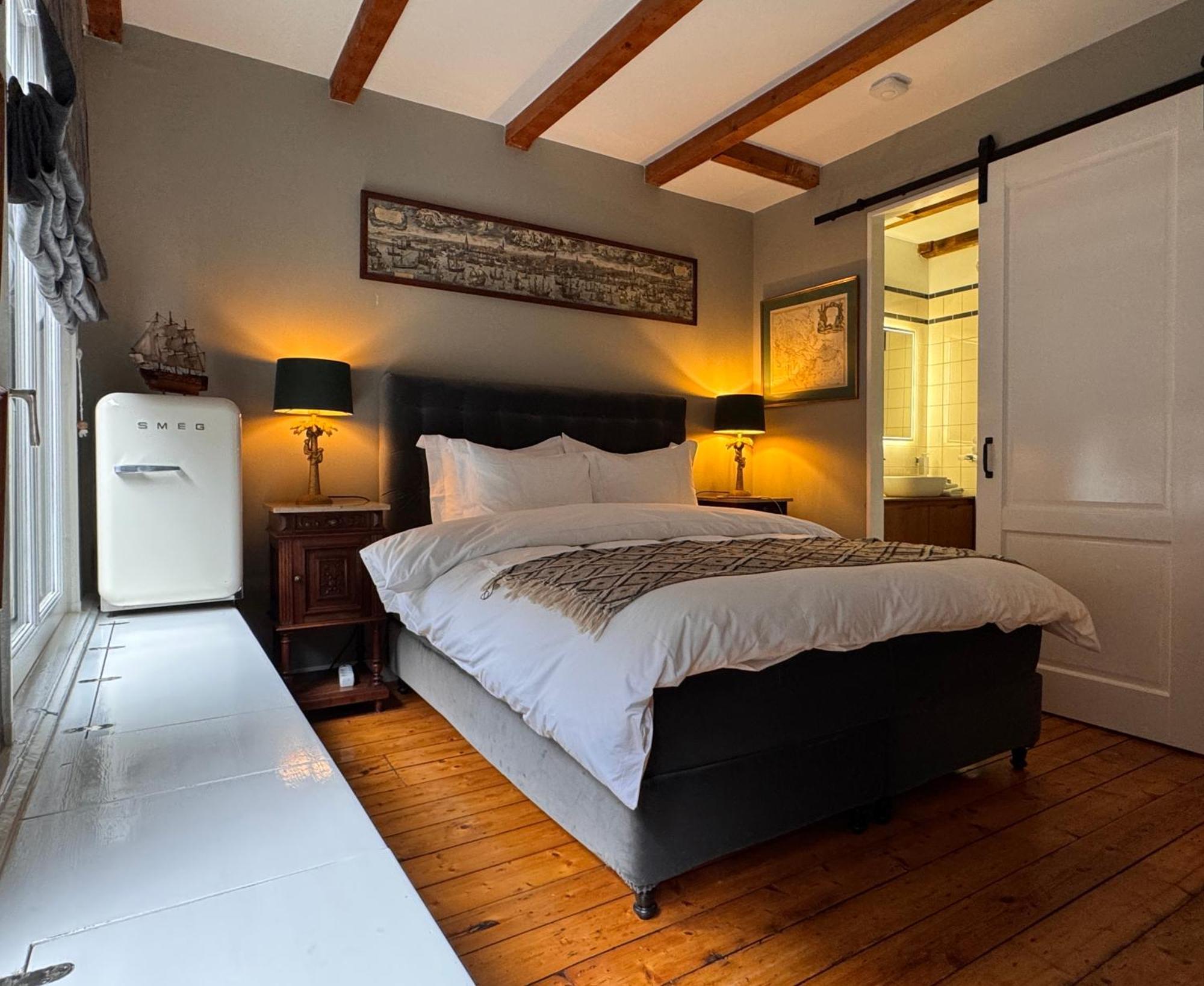 Deluxe Double Room Shower