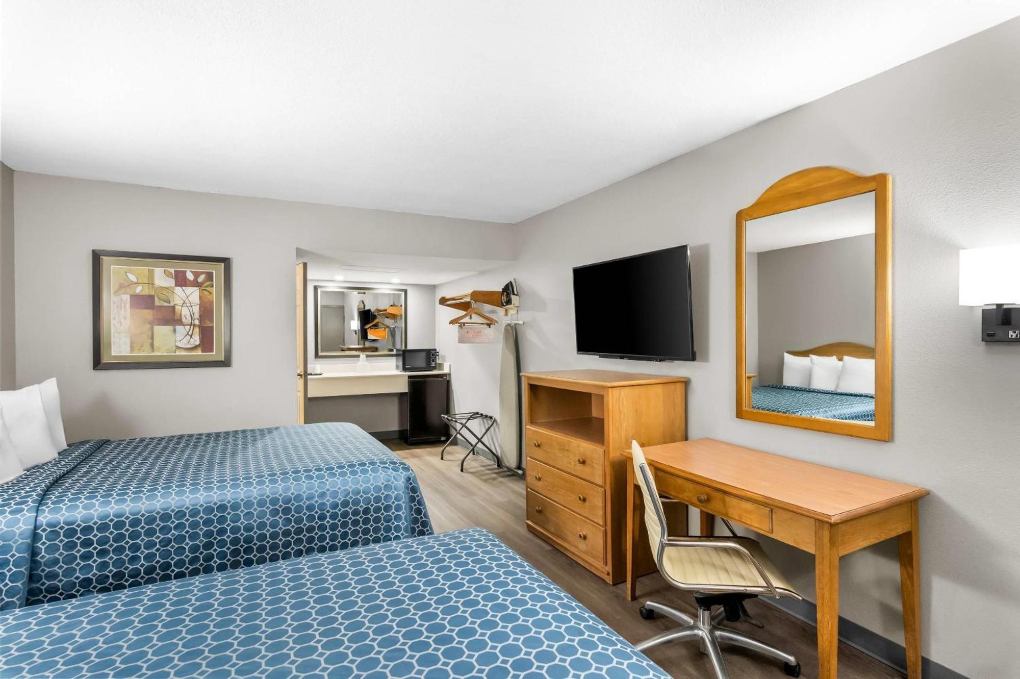 Queen Room with Two Queen Beds - Non-Smoking,1706830986:JPEG