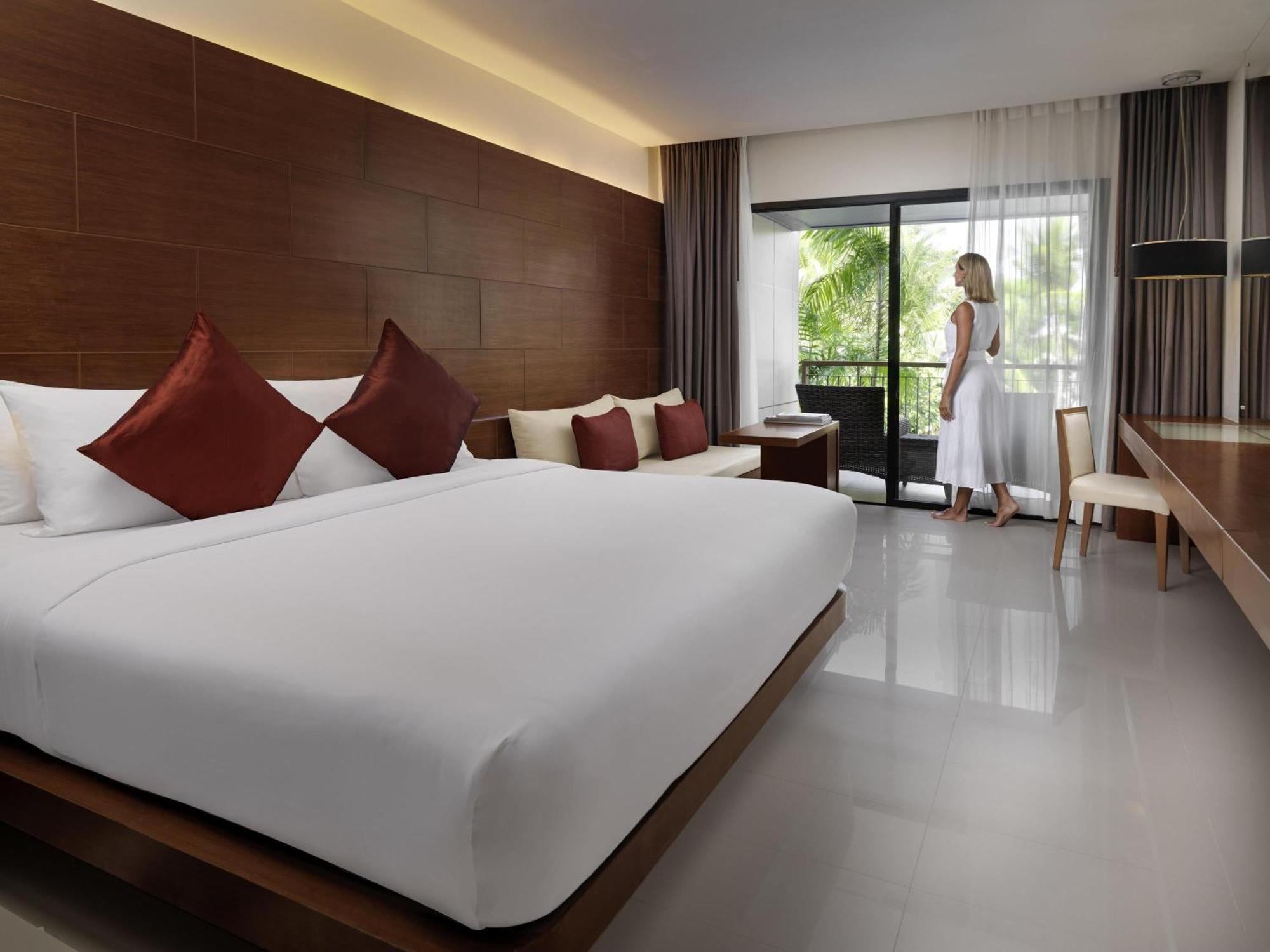 Chambre Lit King-Size Supérieure avec Vue sur la Piscine et Balcon