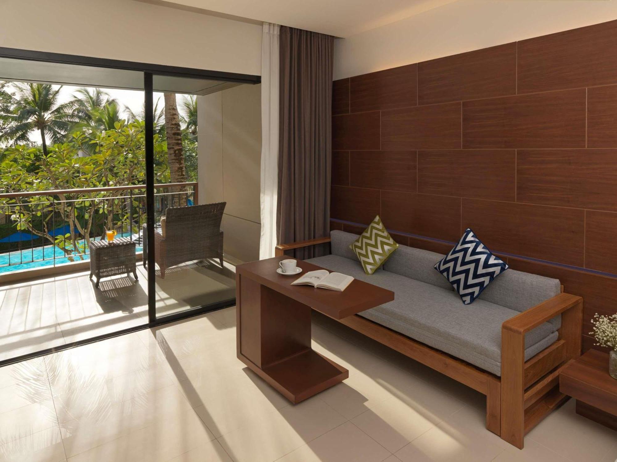 Chambre Deluxe avec 1 Lit King-Size et 1 Canapé-Lit - Vue sur Piscine