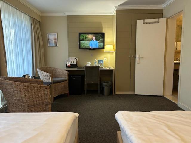 Twin Room,1742806347:JPEG