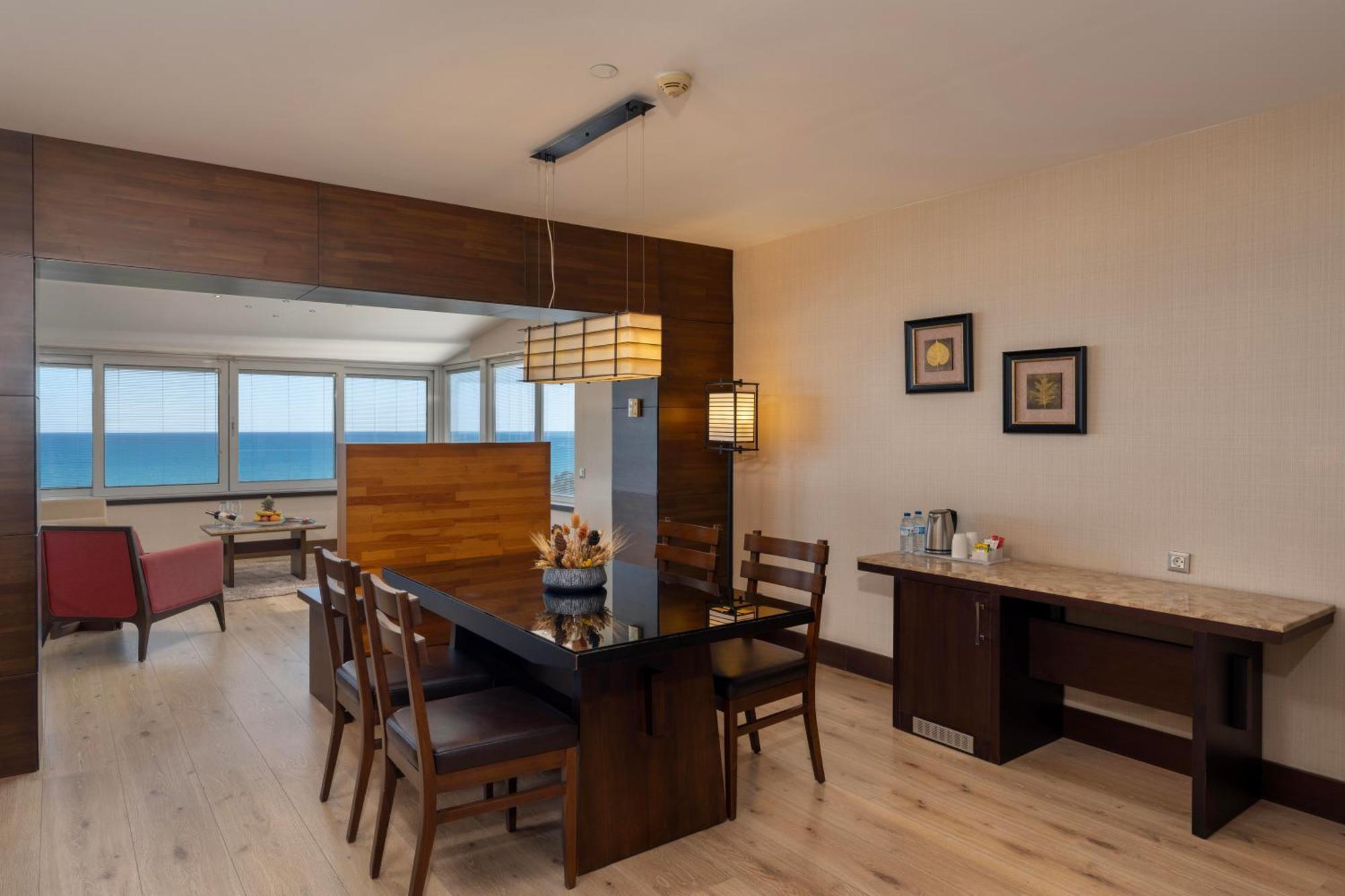 Grand Suite met Hot Tub en Terras met Uitzicht op Zee (3 Volwassenen + 1 Kind)