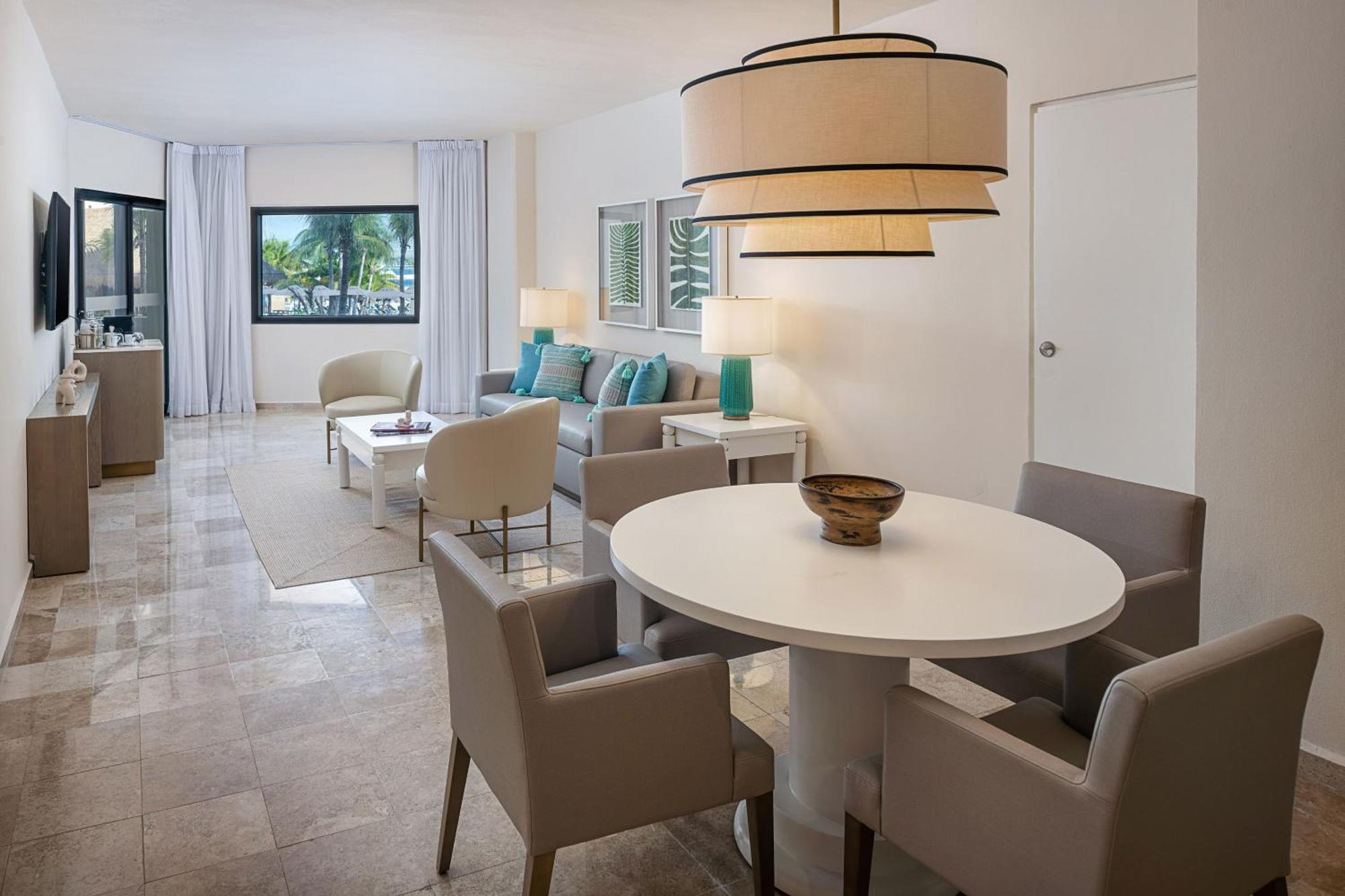 The Level Suite Swim Up,1758560375:JPEG