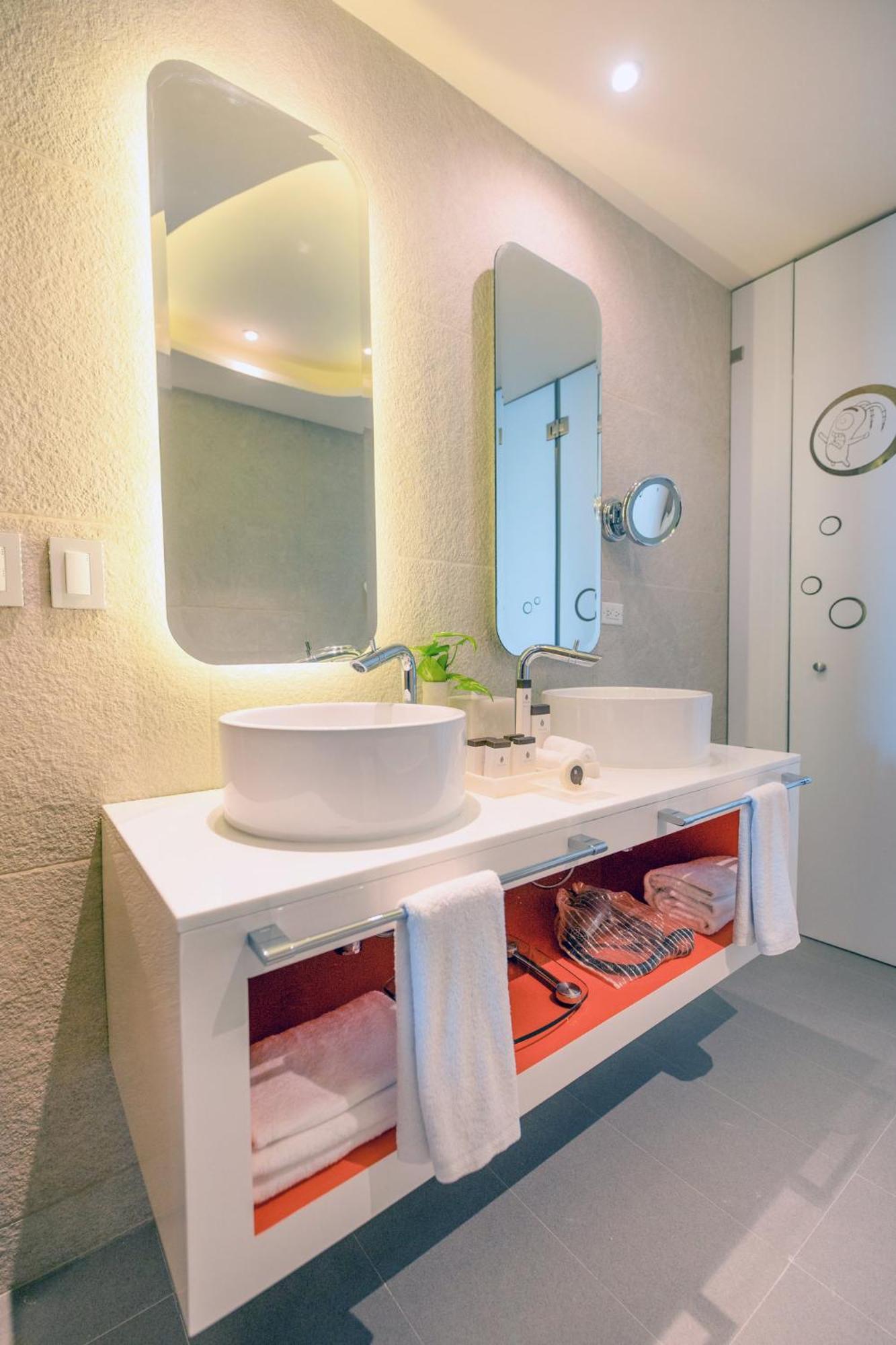 Swim-Up Oceanfront King Suite