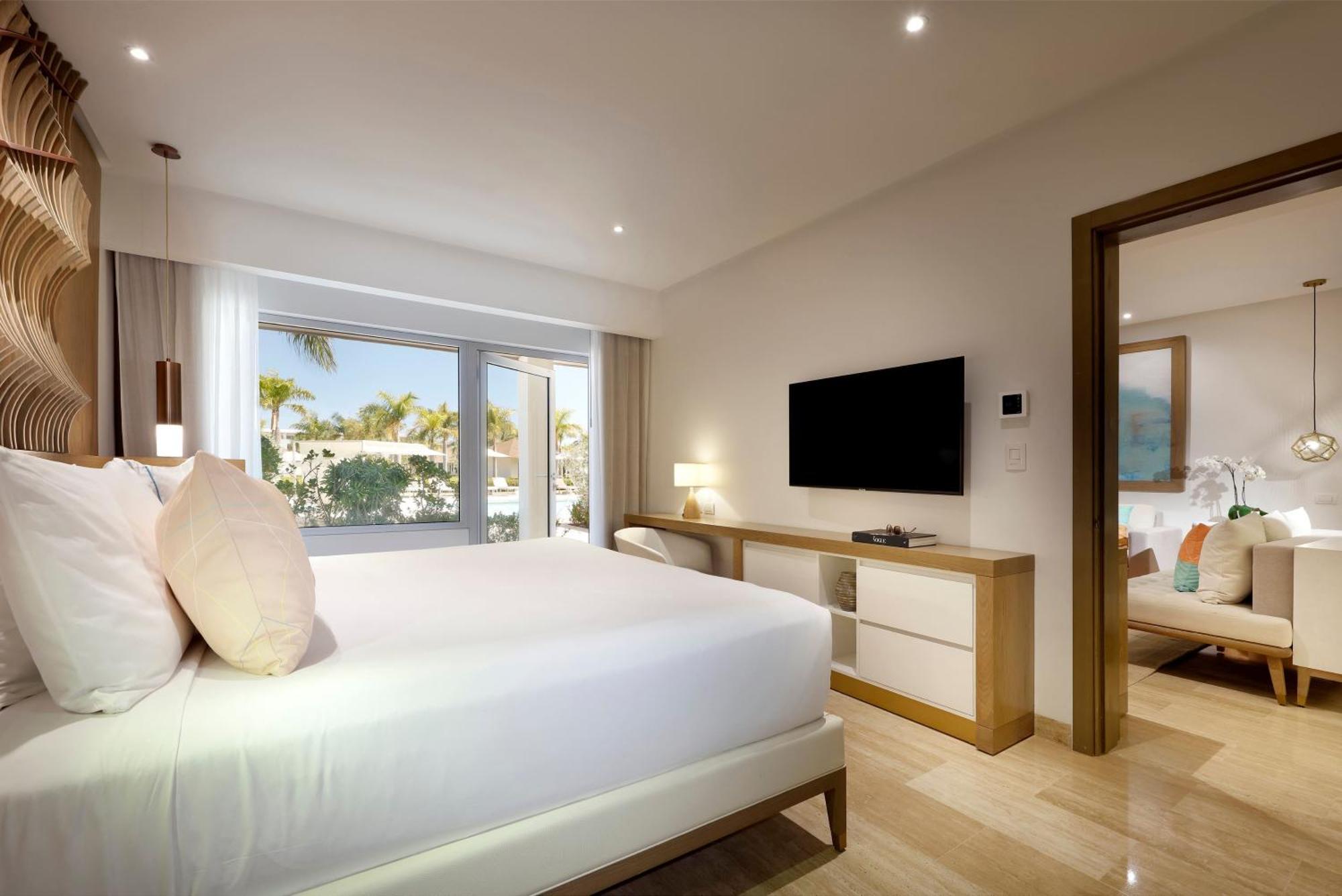 Family Concierge Two Bedrooms Master Suite Swim Up,1771346983:JPEG