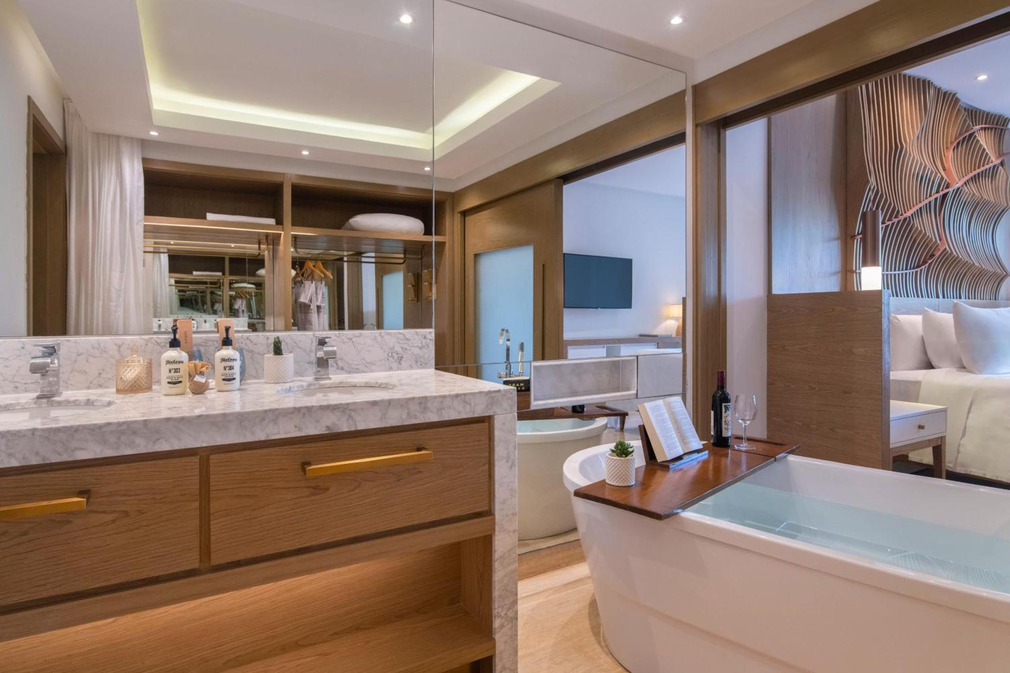 Family Concierge Two Bedrooms Master Suite Swim Up