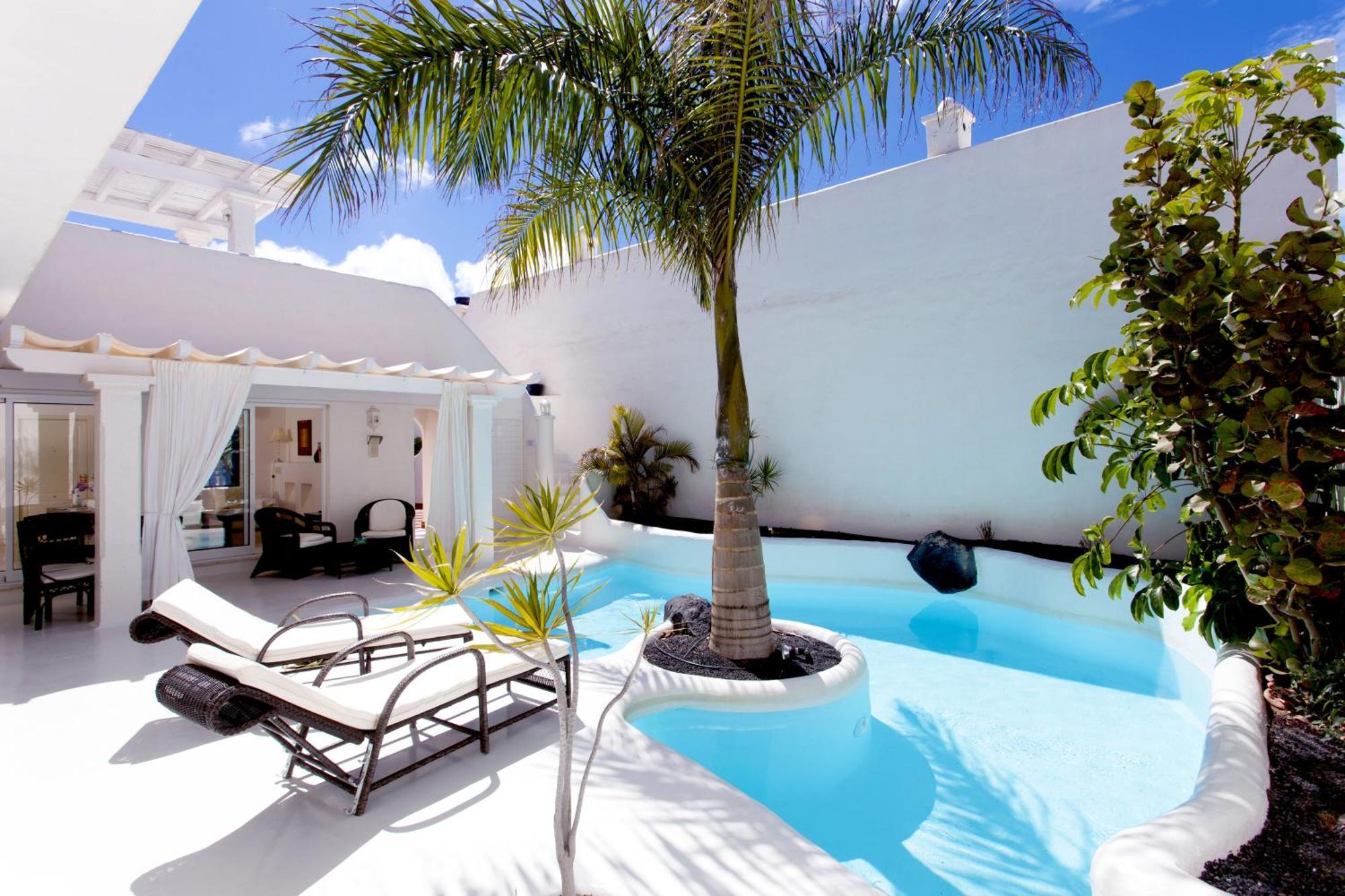 Premier Three-Bedroom Villa Private Pool Garden