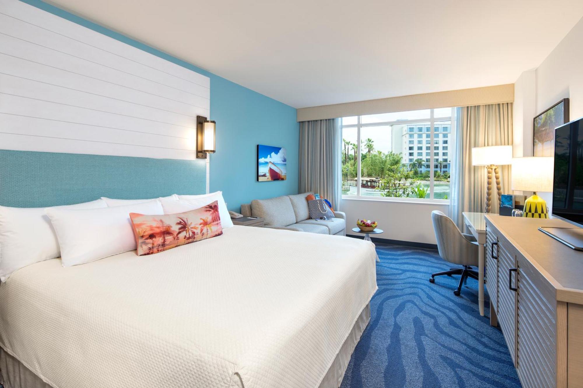 Chambre Lit King-Size - Vue sur Piscine (Accès Anticipé au Parc Inclus*)