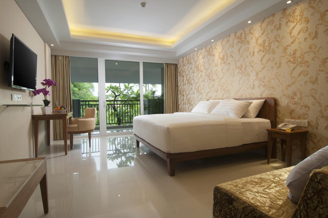 Deluxe King Room with Breakfast Included
